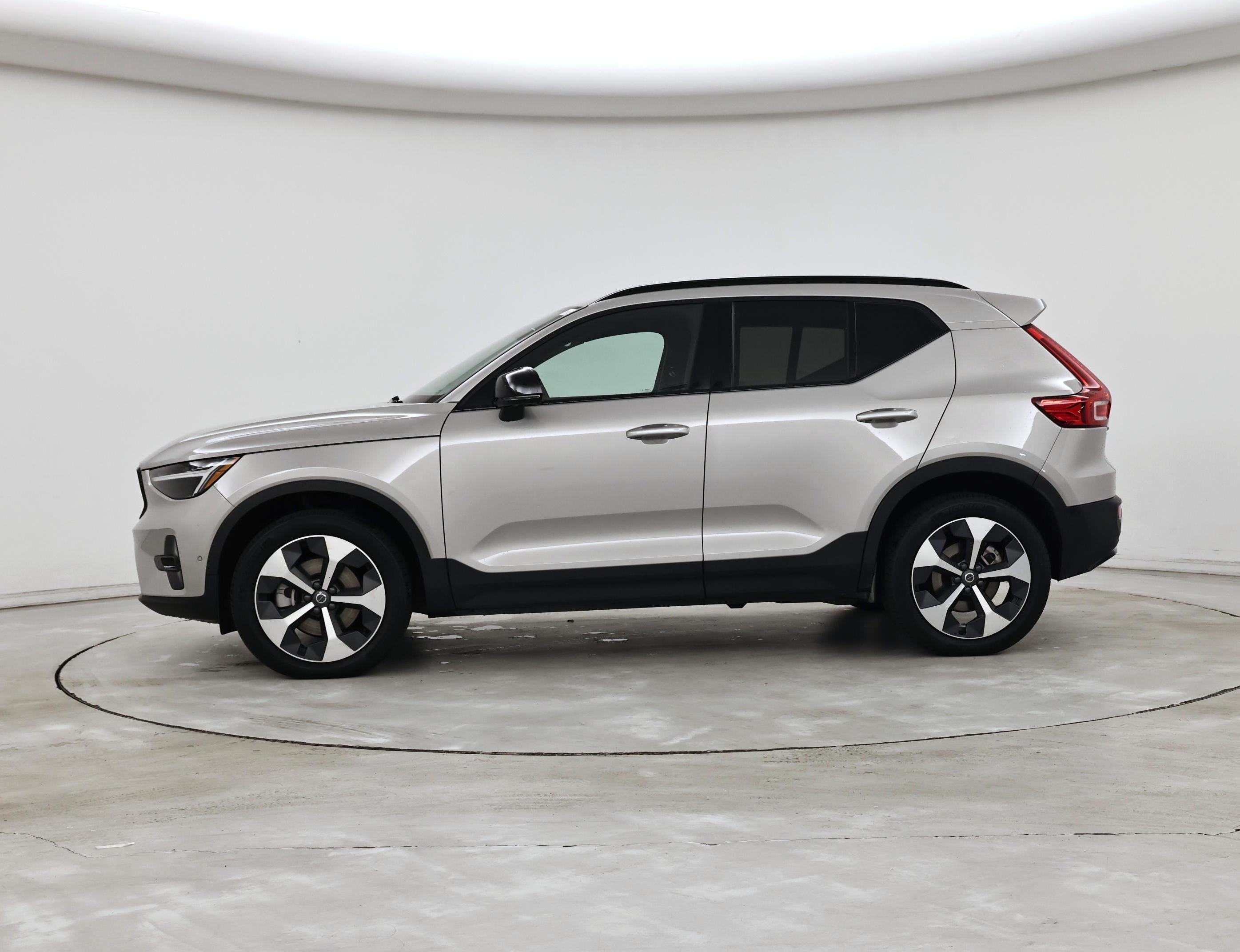 Thumbnail: 2025 Volvo XC40 - 3