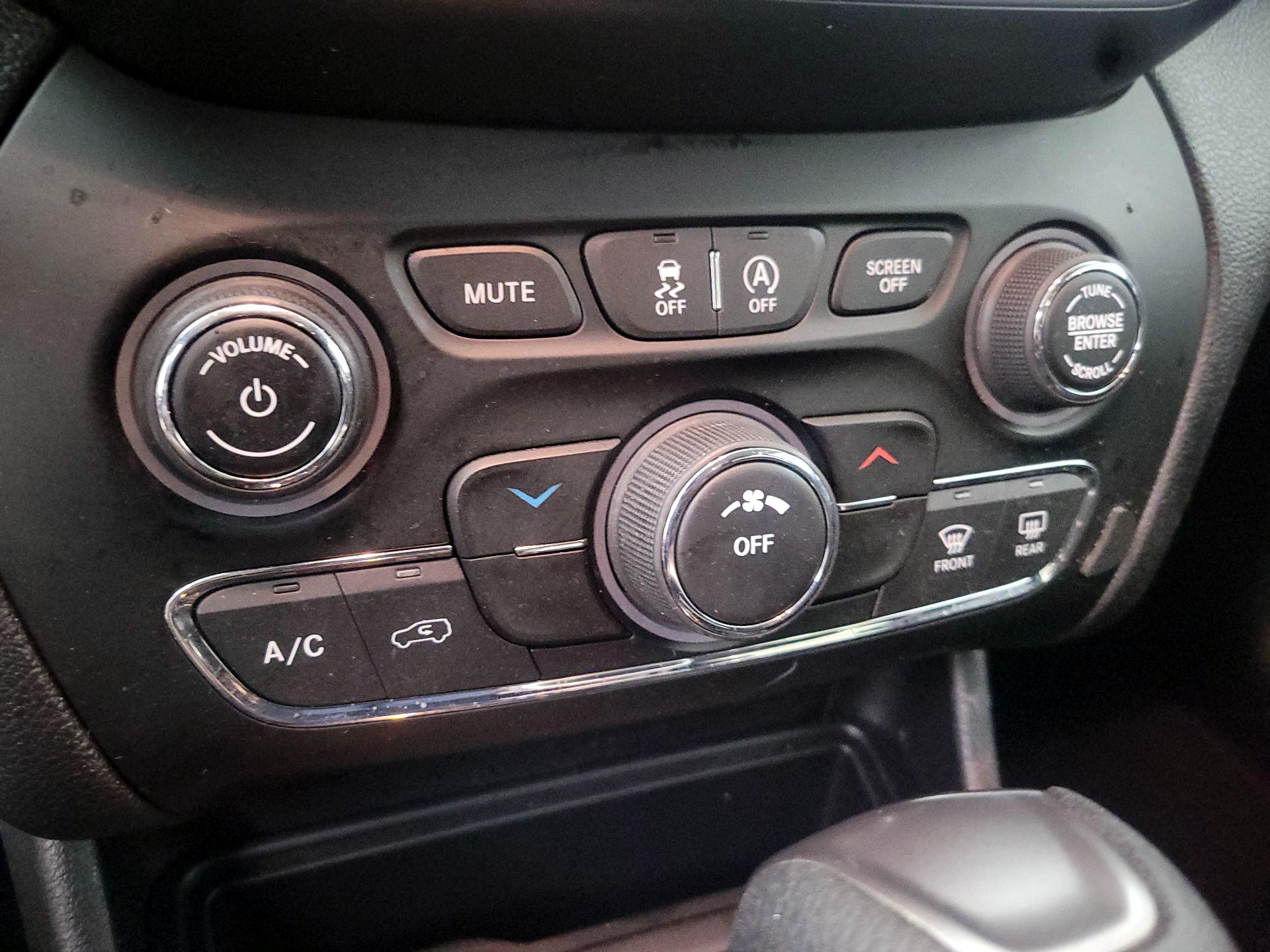 Thumbnail: 2020 Jeep Cherokee - 16