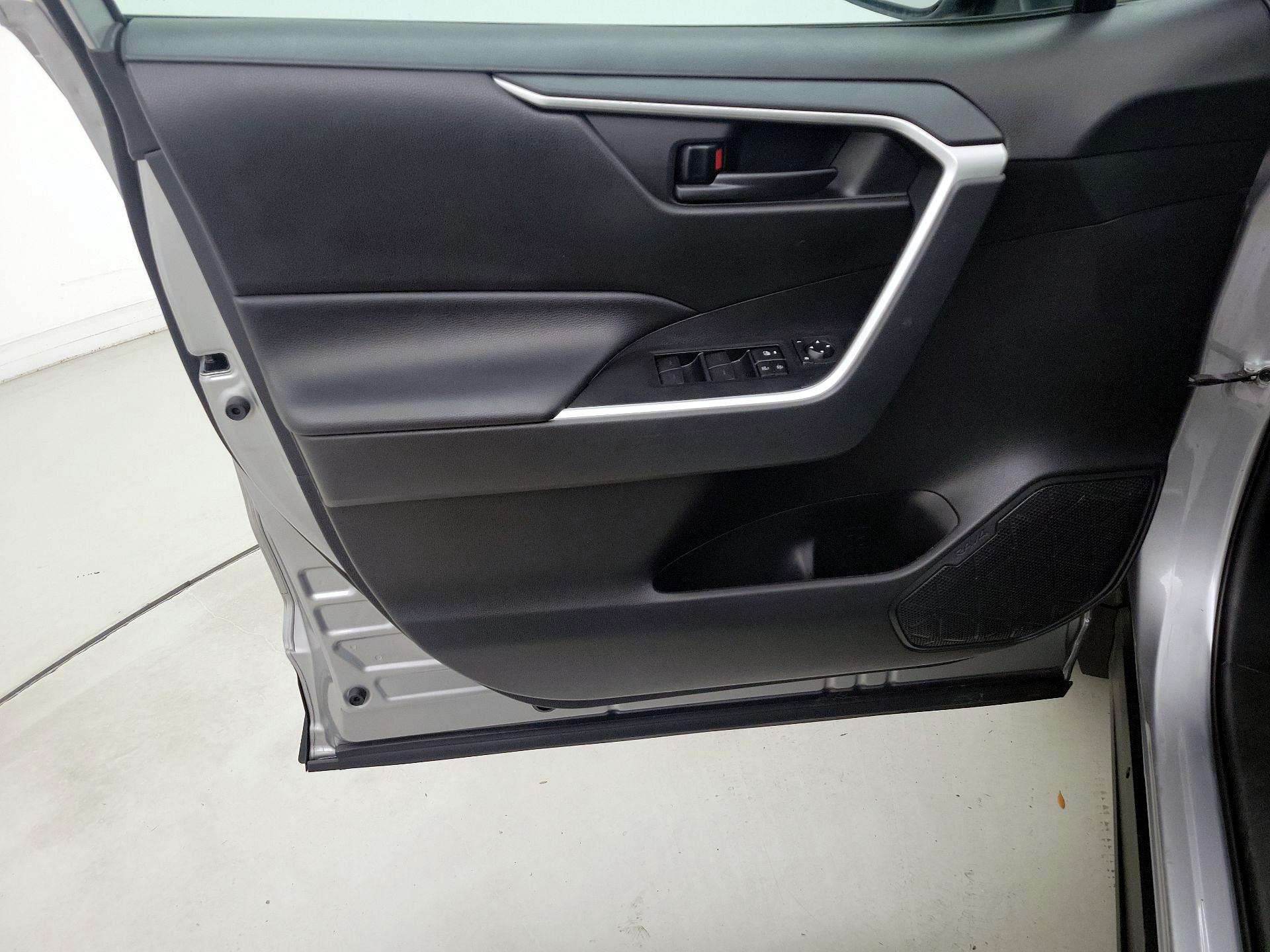 Thumbnail: 2020 Toyota RAV4 - 12