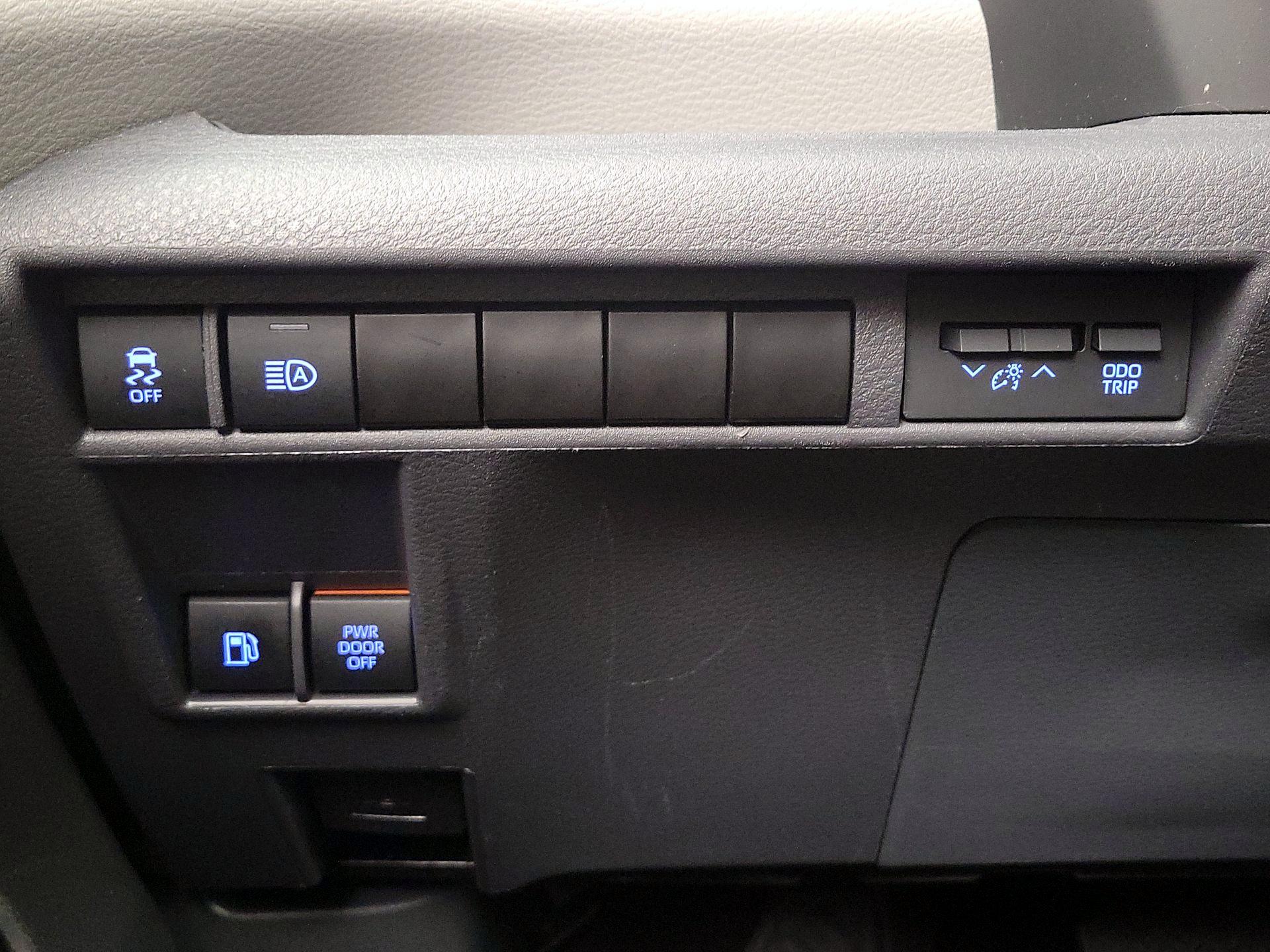 Thumbnail: 2022 Toyota Sienna - 13