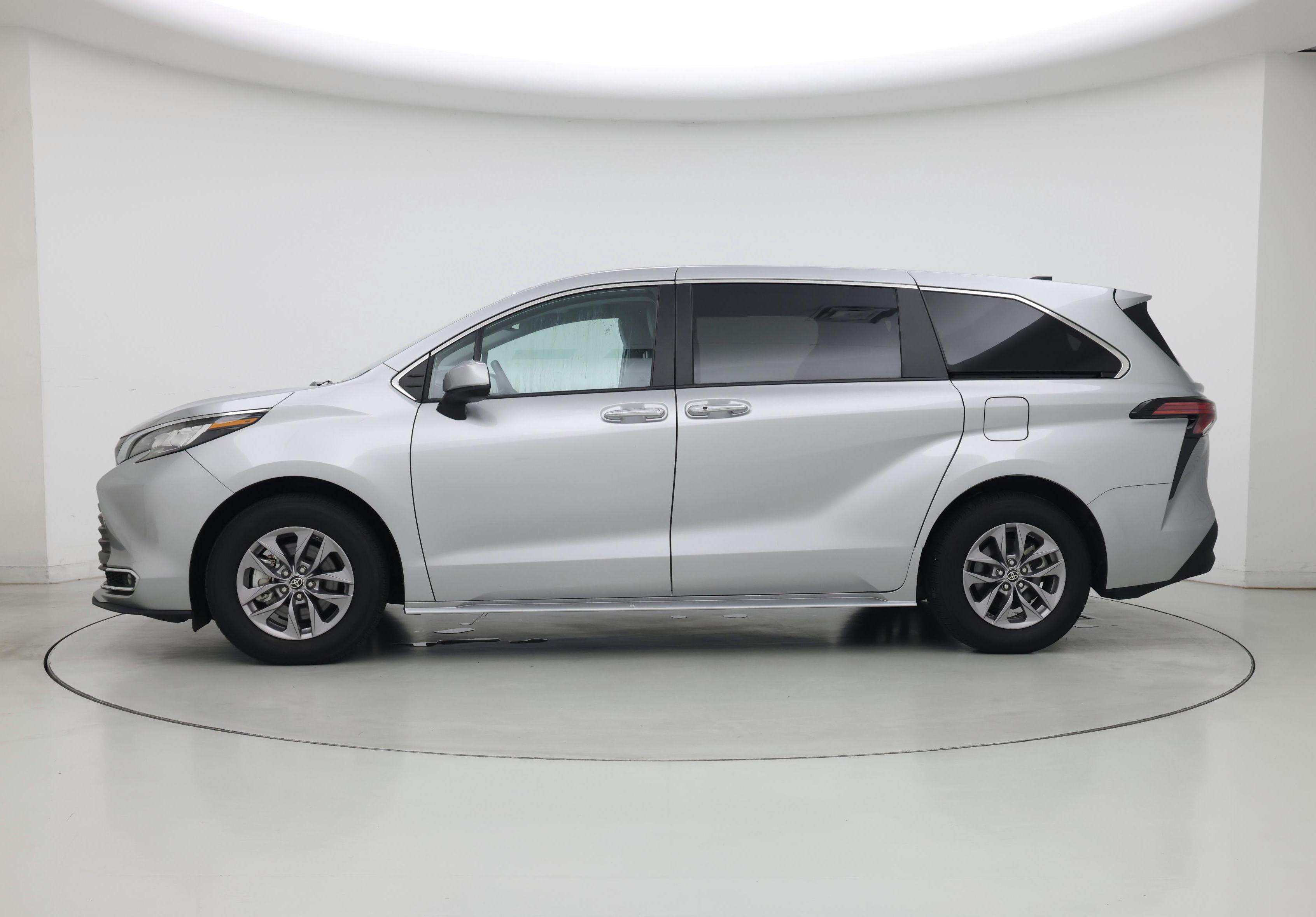 Thumbnail: 2022 Toyota Sienna - 3