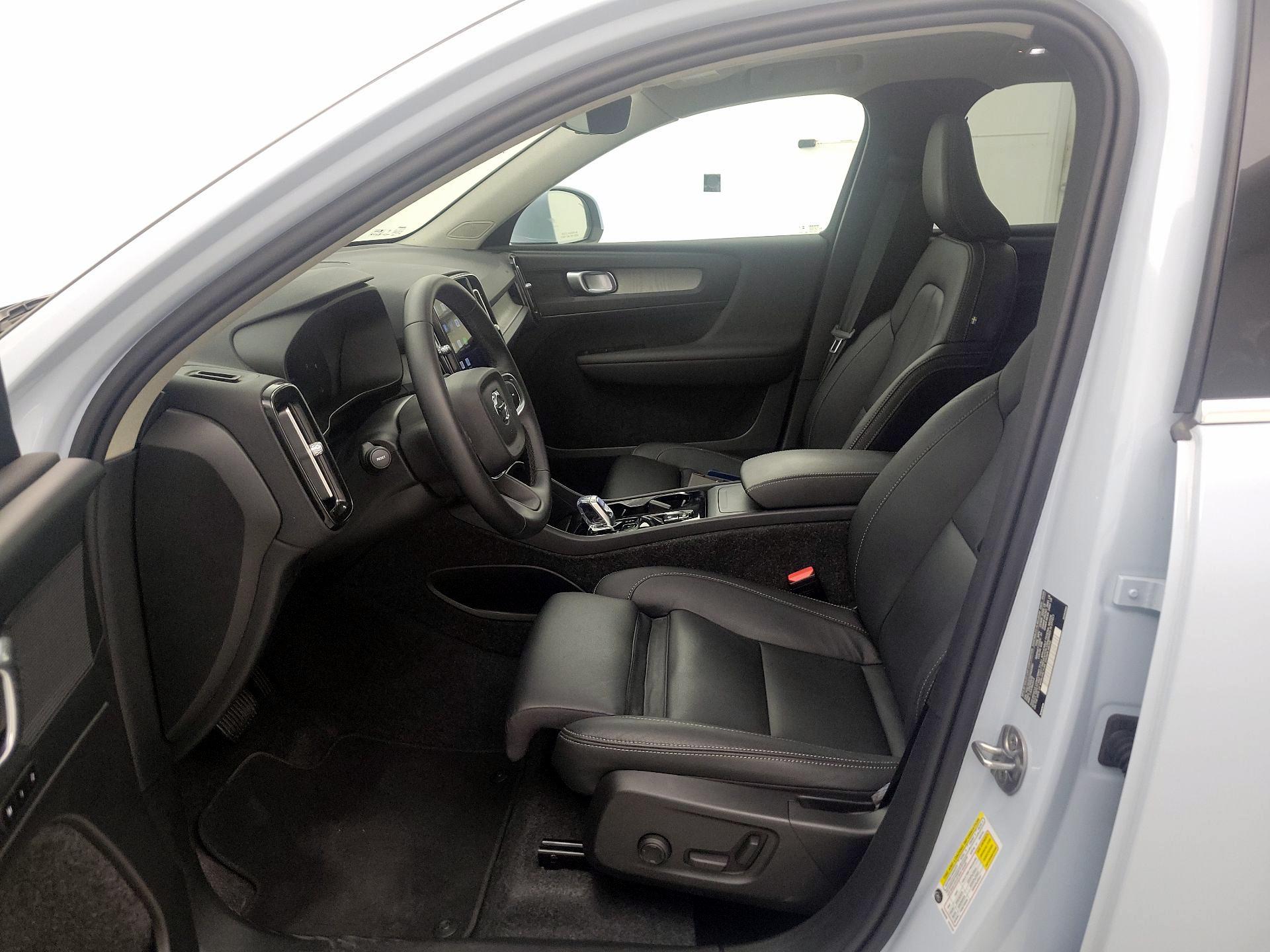 Thumbnail: 2025 Volvo XC40 - 11