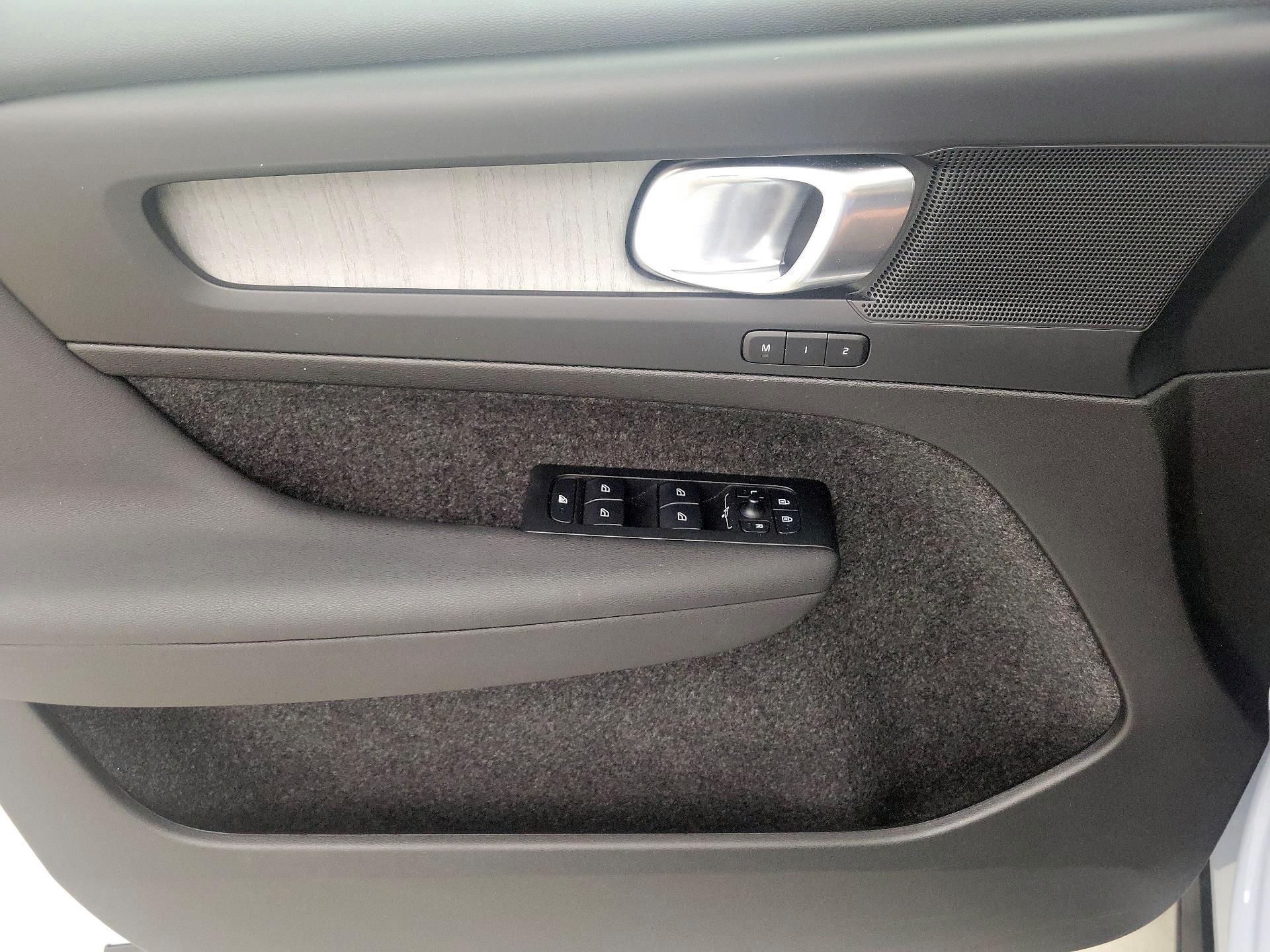 Thumbnail: 2025 Volvo XC40 - 12