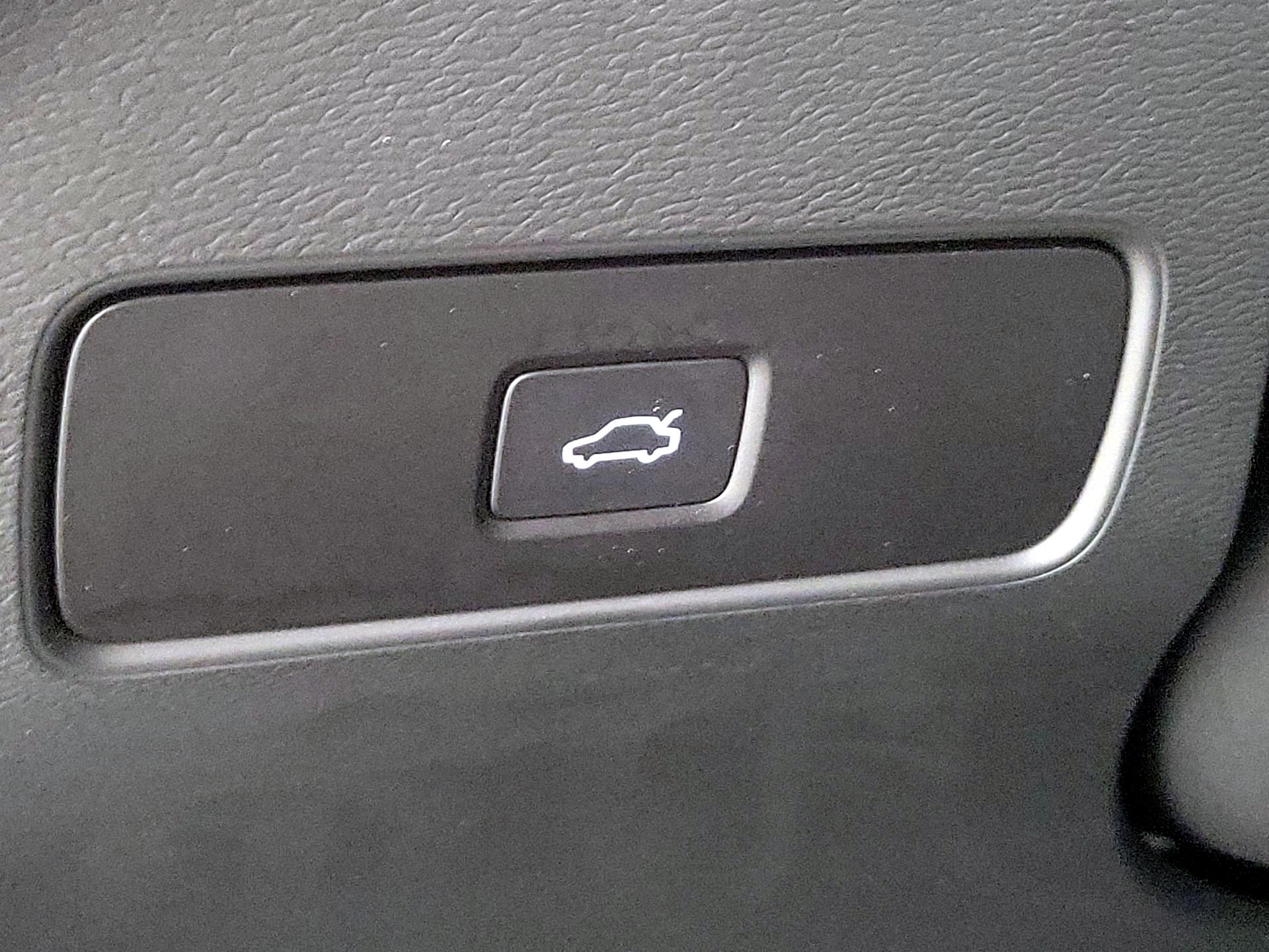 Thumbnail: 2025 Volvo XC40 - 13