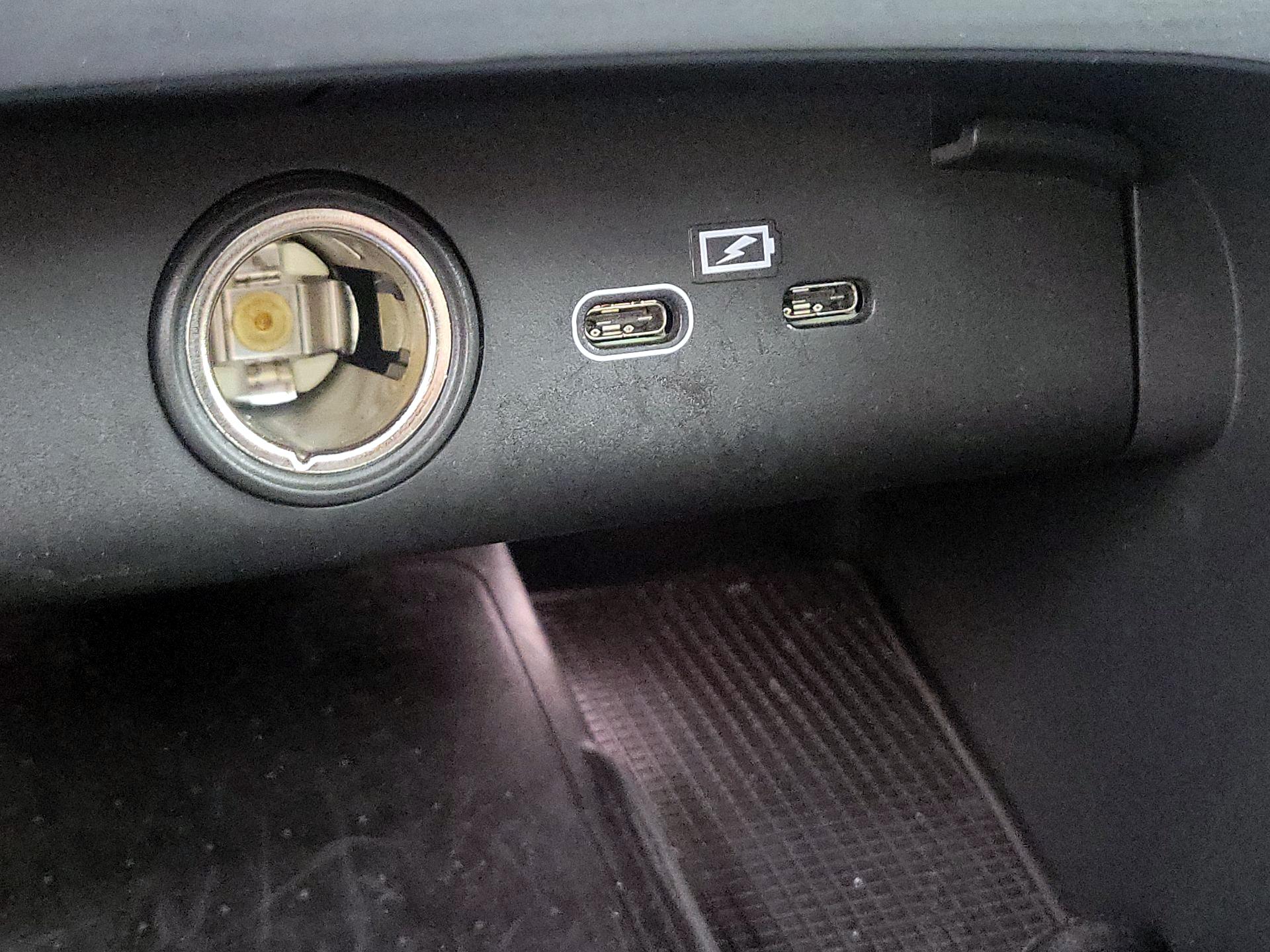 Thumbnail: 2025 Volvo XC40 - 18