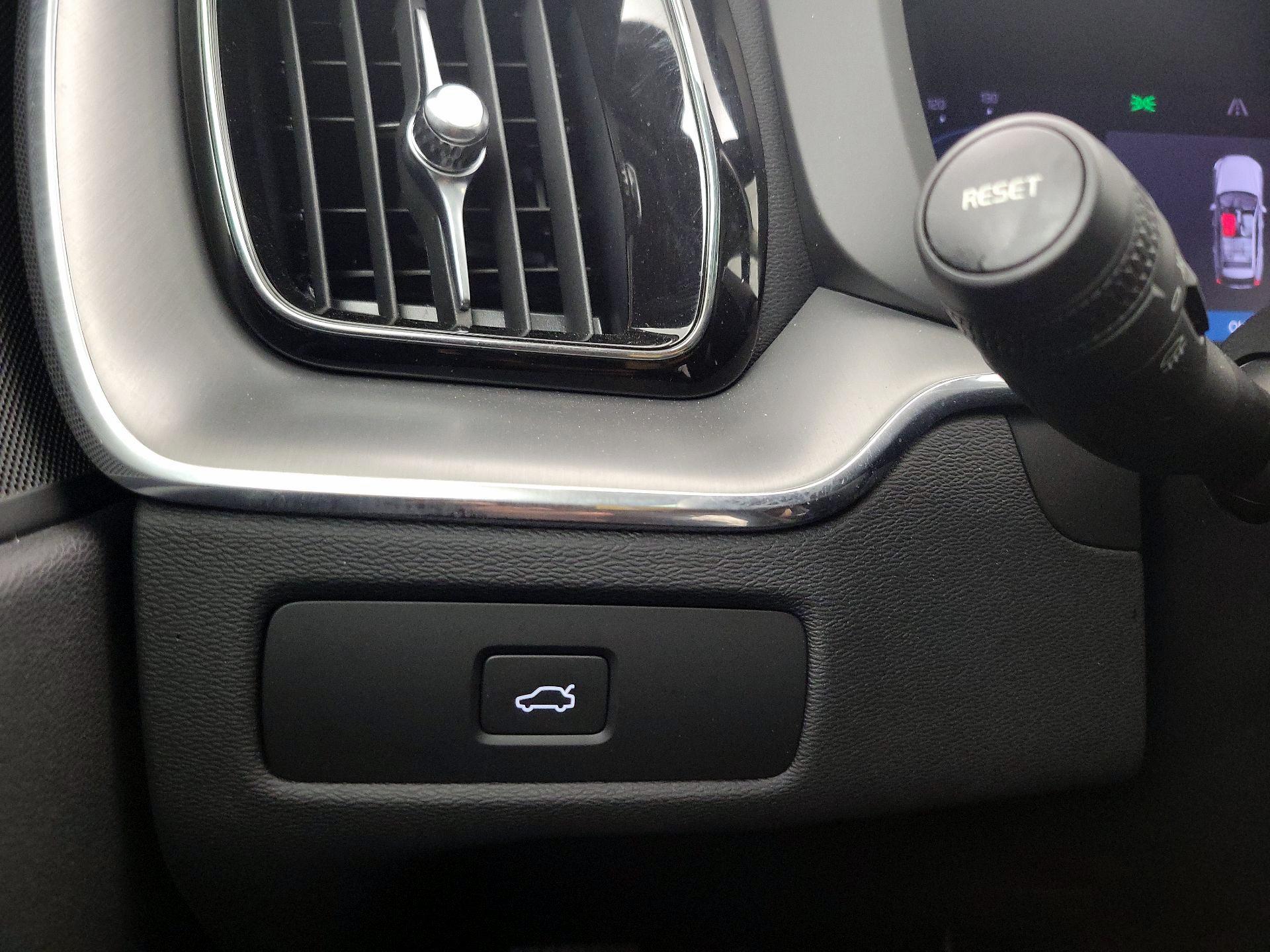 Thumbnail: 2023 Volvo XC60 - 13