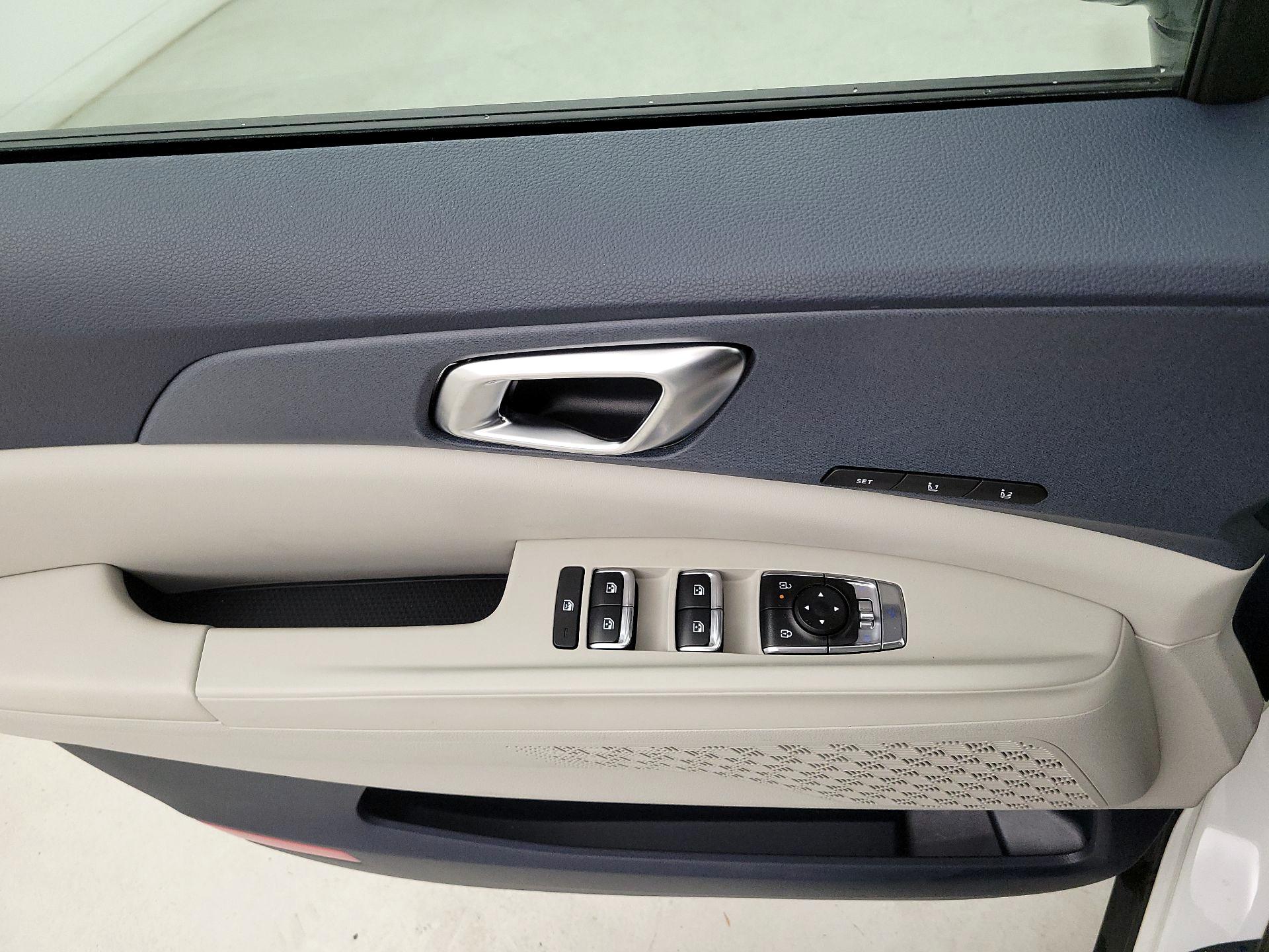 Thumbnail: 2025 Kia Carnival - 12