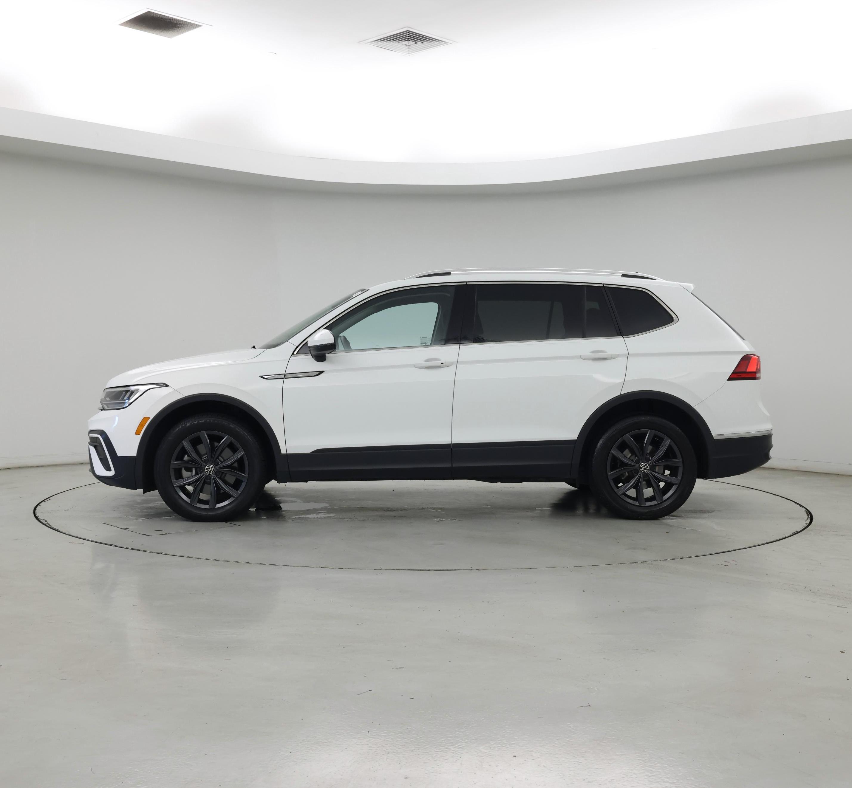 Thumbnail: 2022 Volkswagen Tiguan - 3