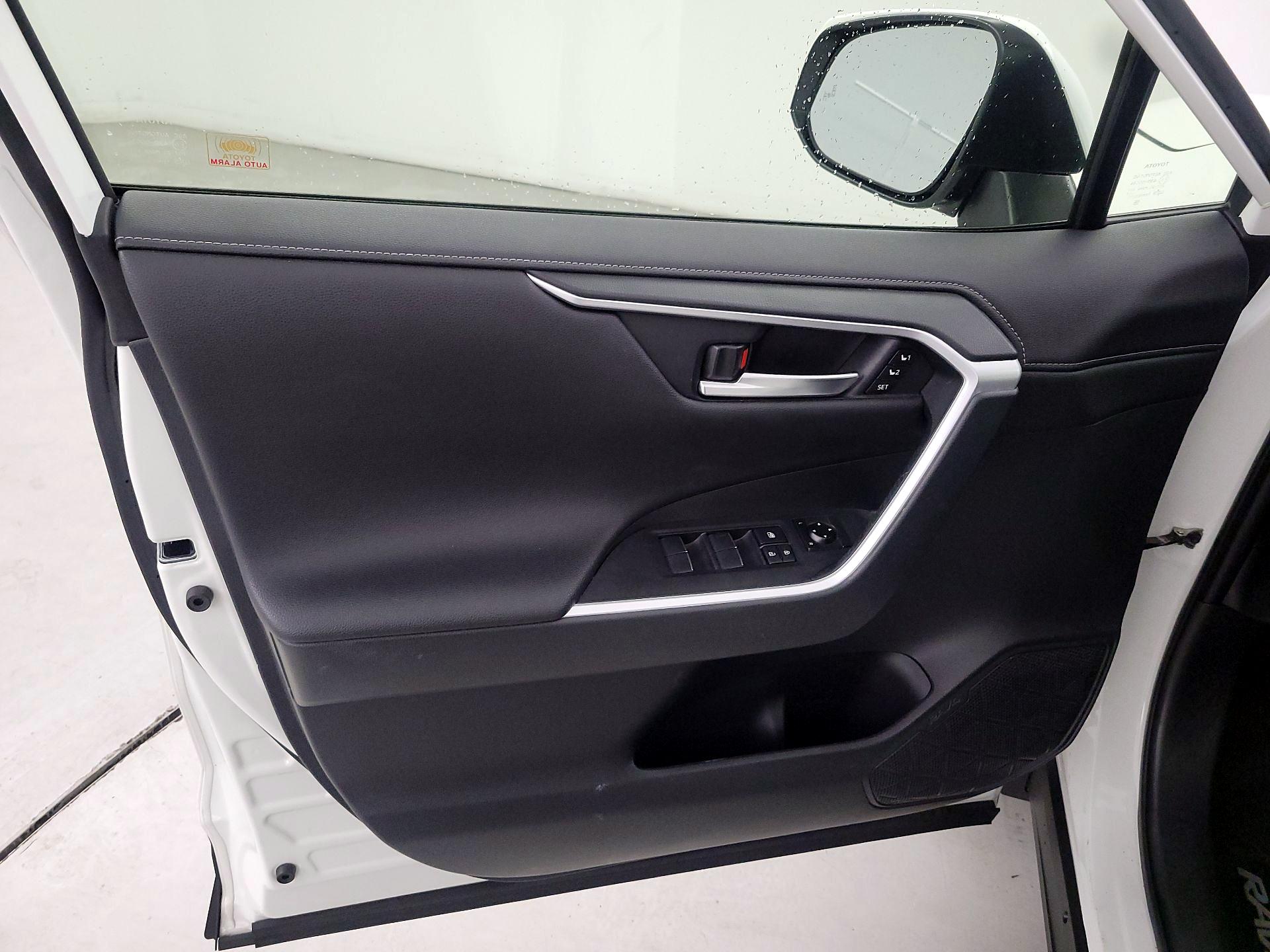 Thumbnail: 2019 Toyota RAV4 - 12