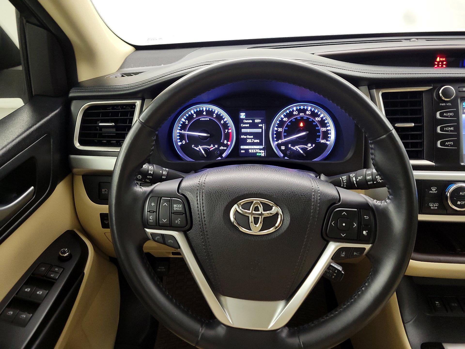 Thumbnail: 2017 Toyota Highlander - 10