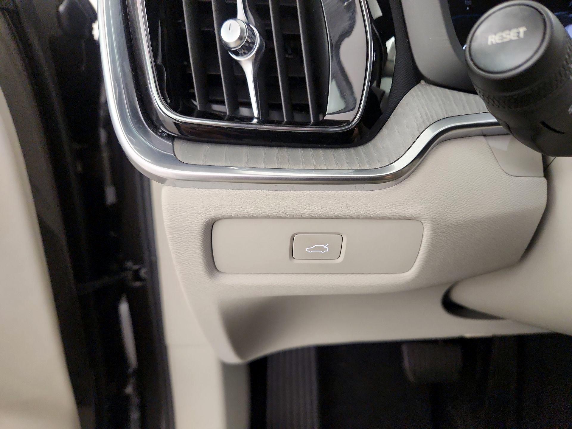 Thumbnail: 2023 Volvo S60 - 13