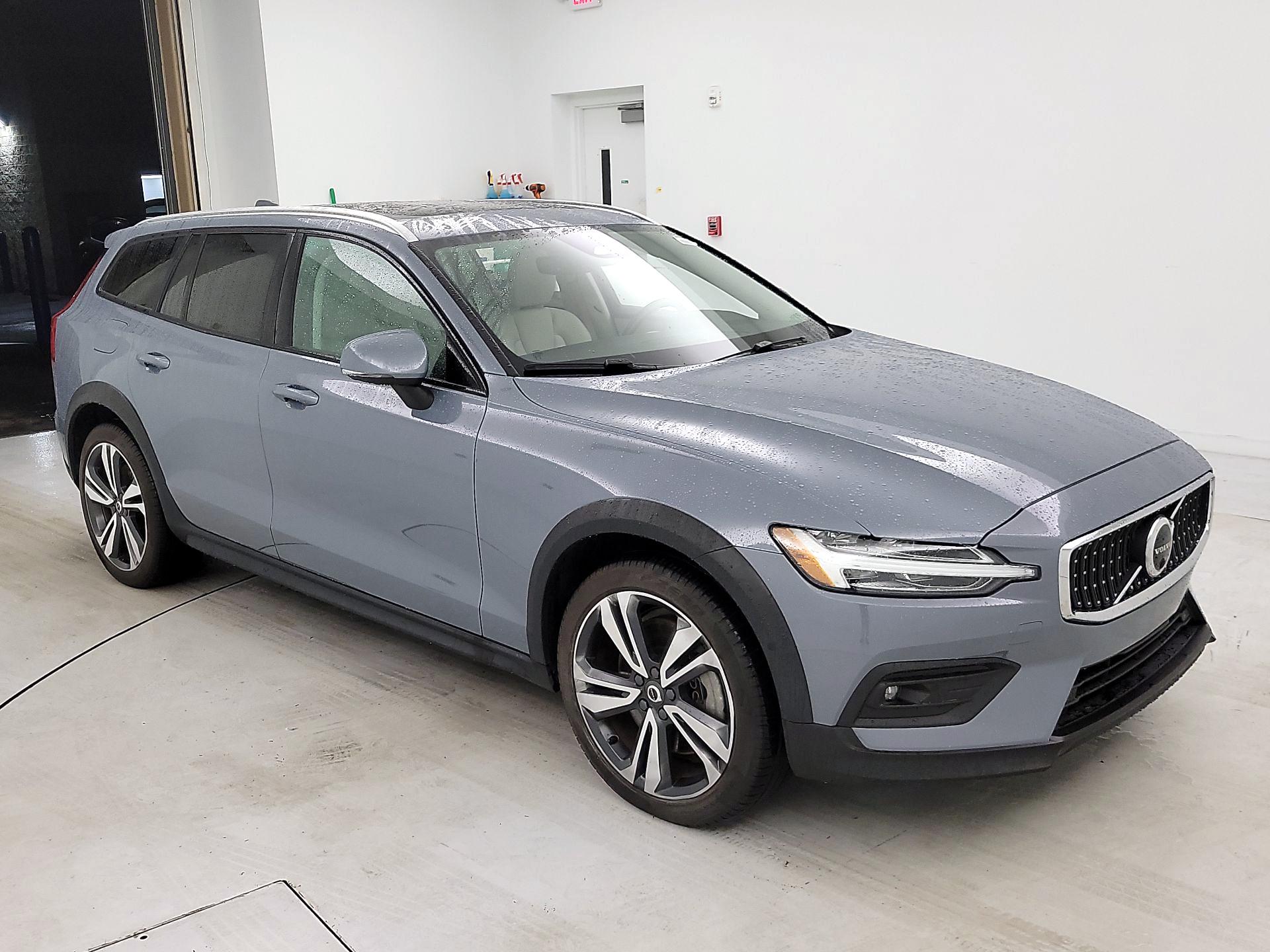 Thumbnail: 2023 Volvo S60 - 1