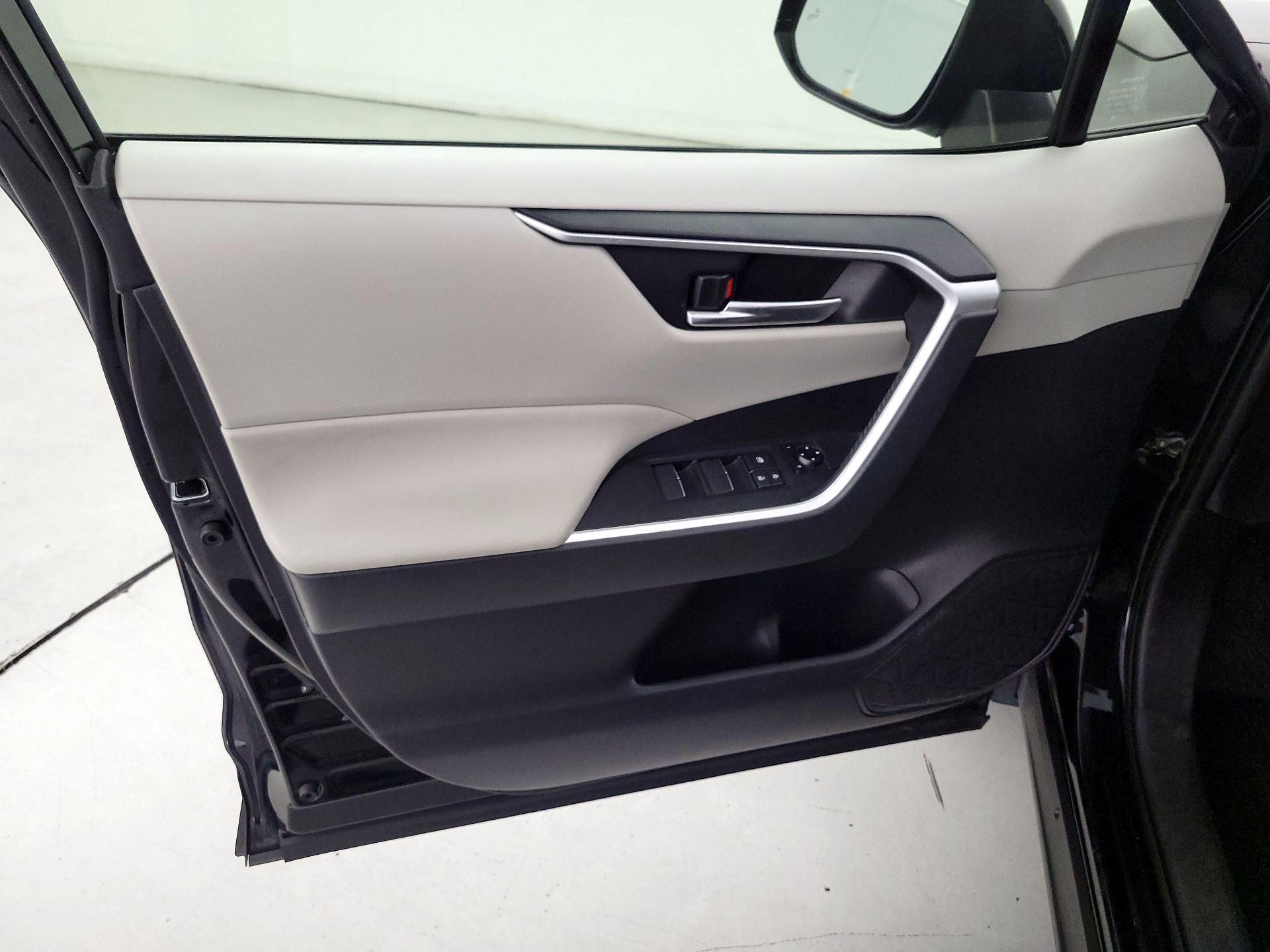 Thumbnail: 2020 Toyota RAV4 - 12