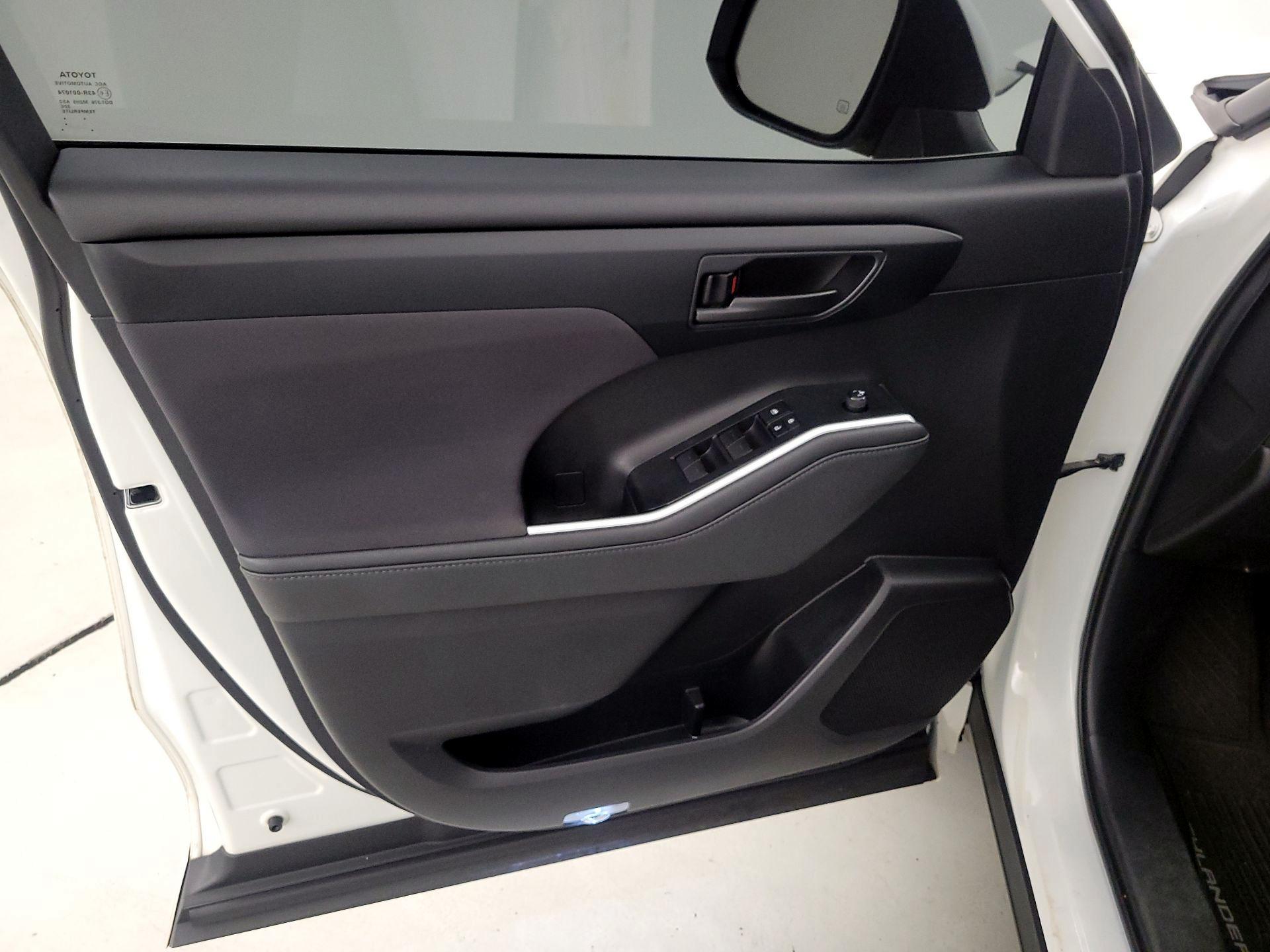 Thumbnail: 2020 Toyota Highlander - 12