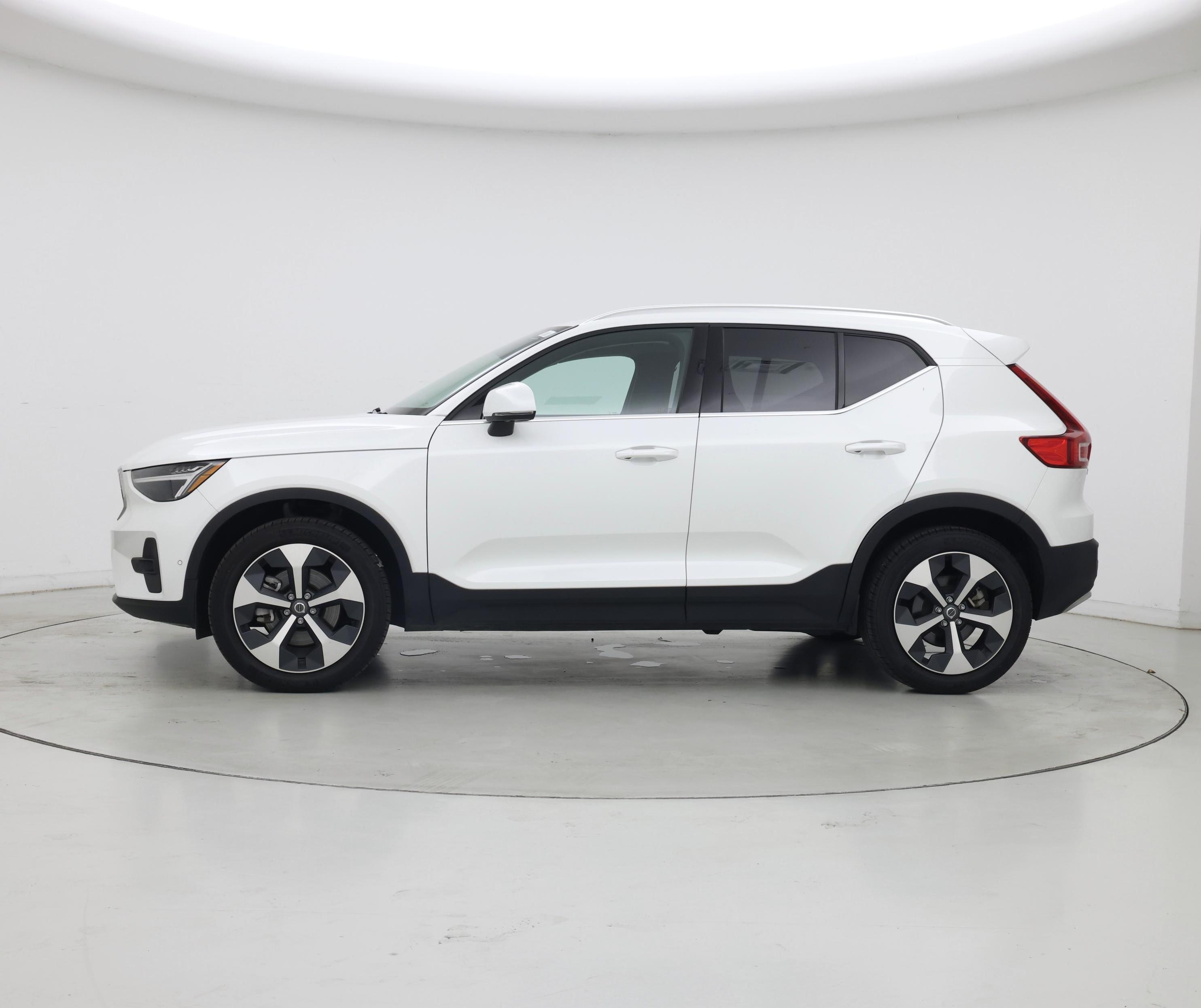 Thumbnail: 2025 Volvo XC40 - 3