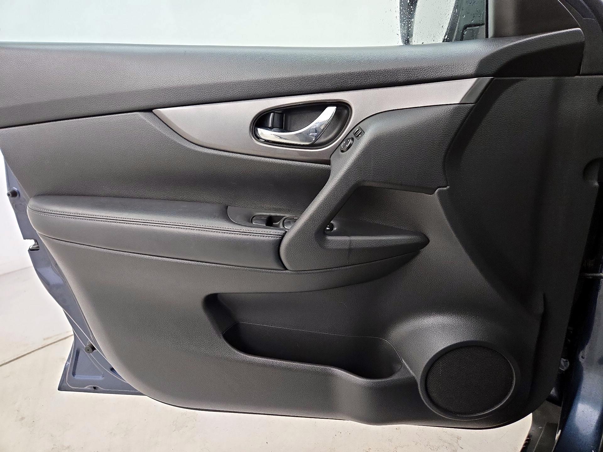 Thumbnail: 2016 Nissan Rogue - 12