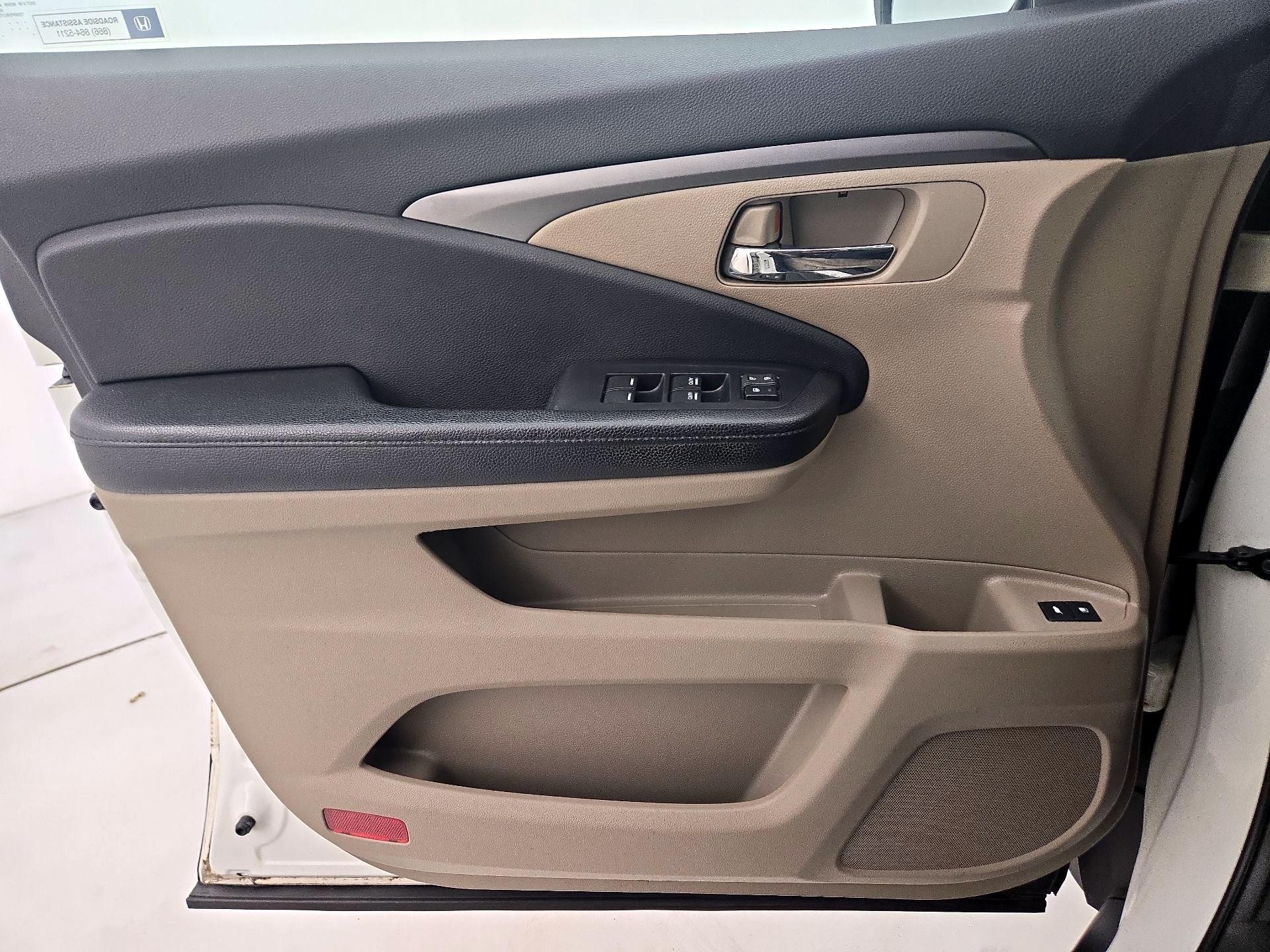 Thumbnail: 2017 Honda Pilot - 12