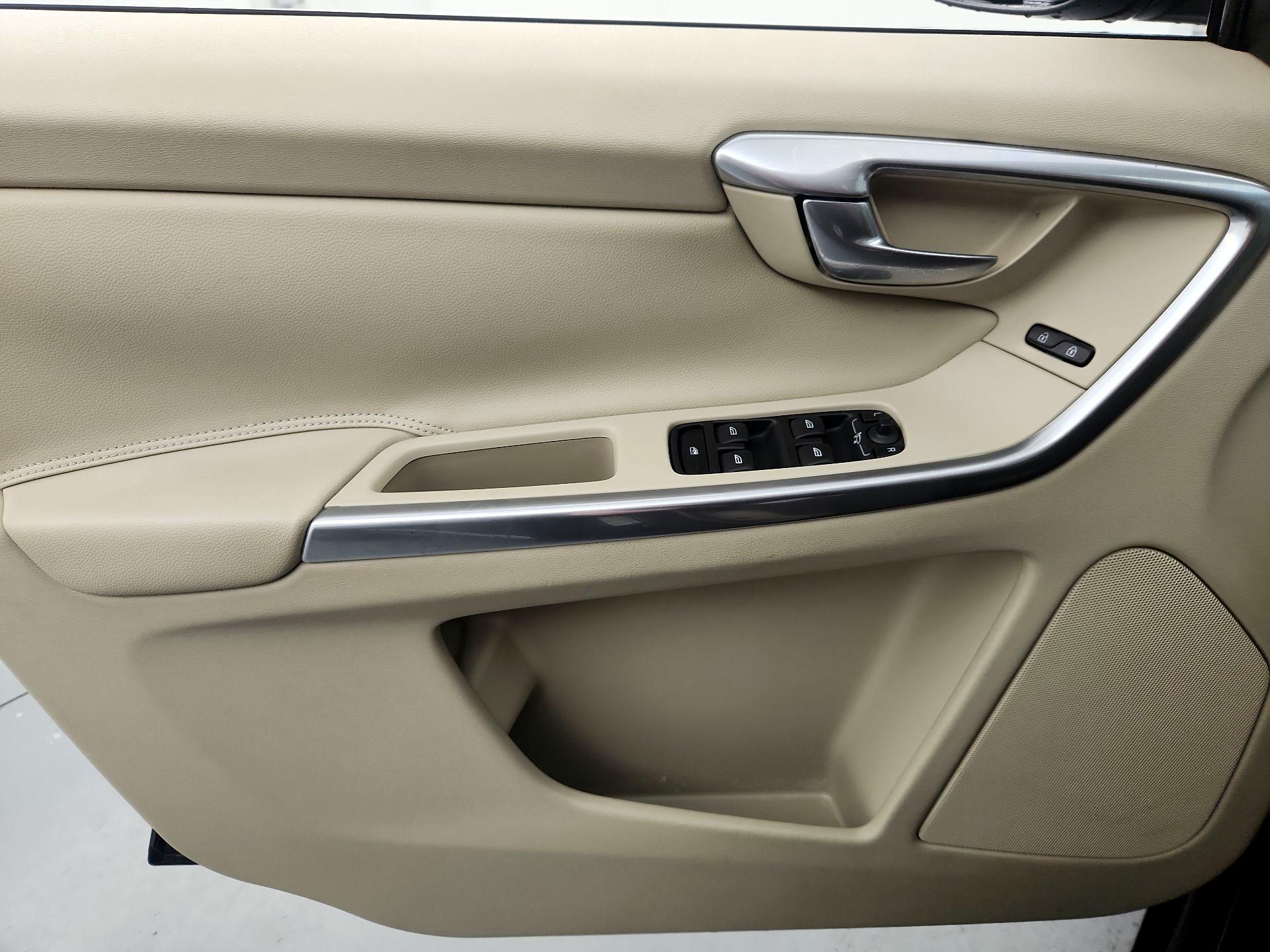 Thumbnail: 2015 Volvo XC60 - 12