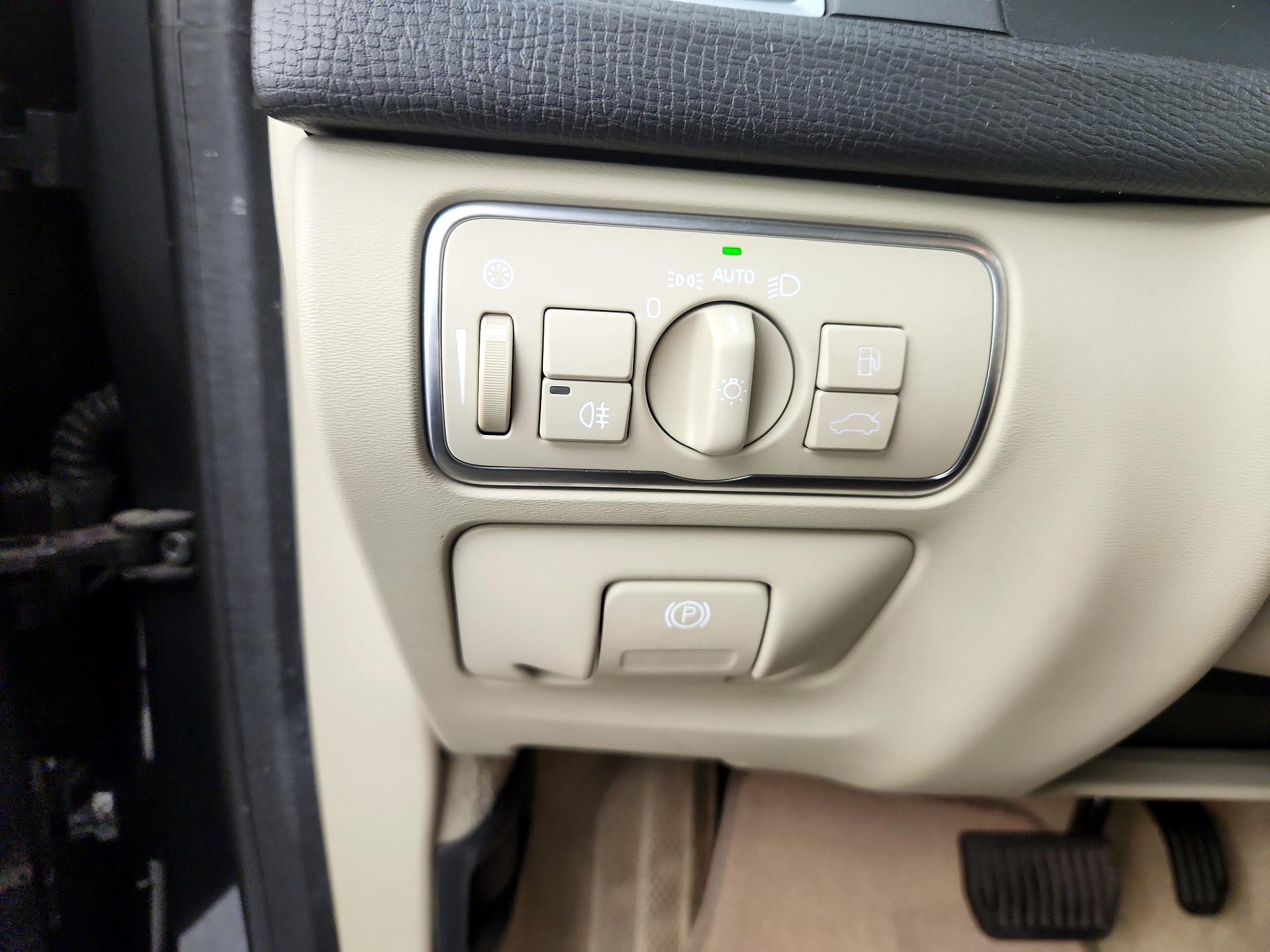 Thumbnail: 2015 Volvo XC60 - 13