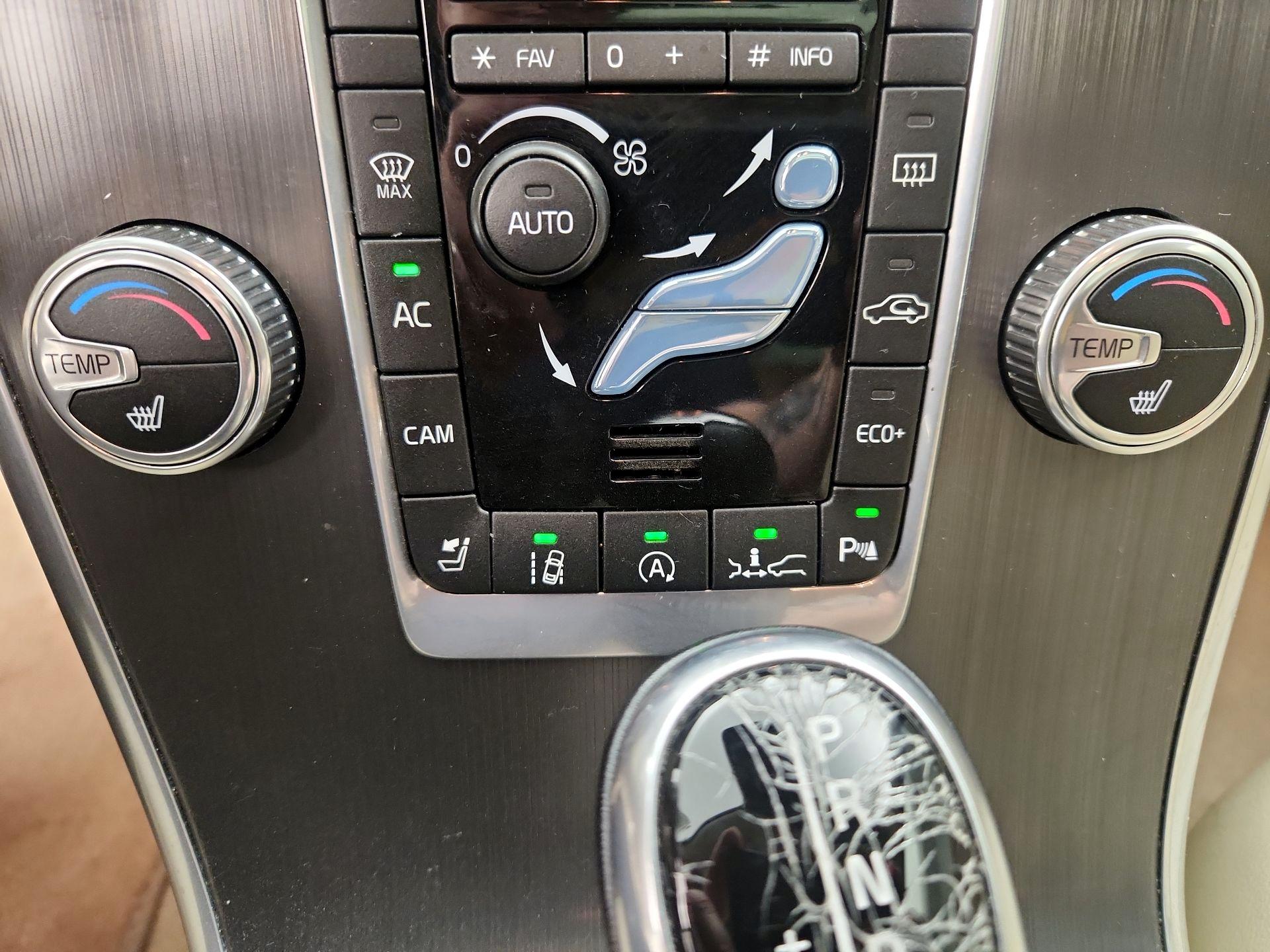 Thumbnail: 2015 Volvo XC60 - 17