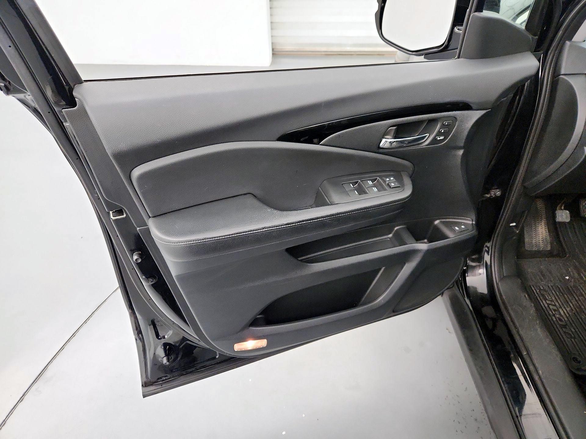 Thumbnail: 2017 Honda Pilot - 12