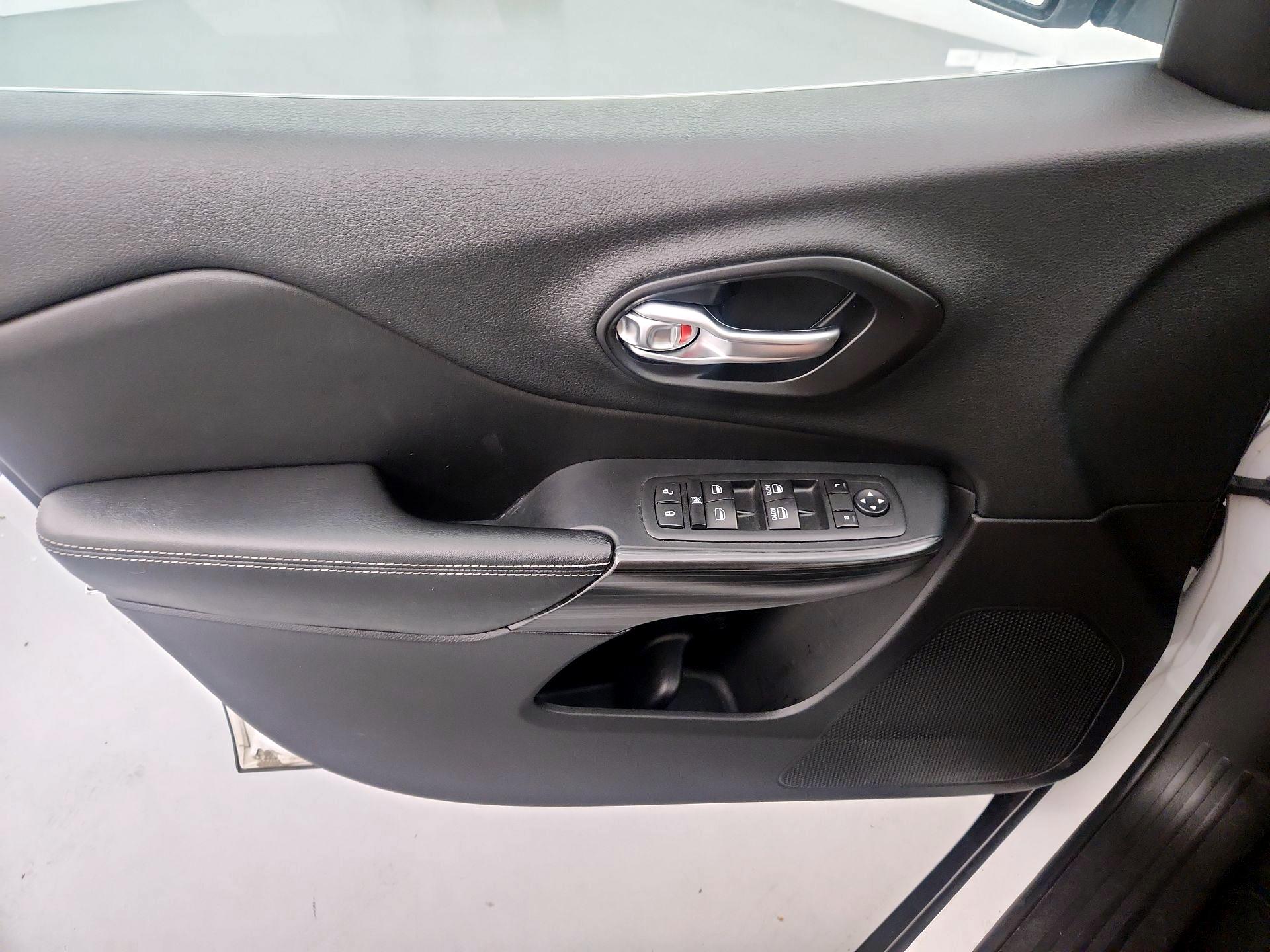 Thumbnail: 2016 Jeep Cherokee - 12