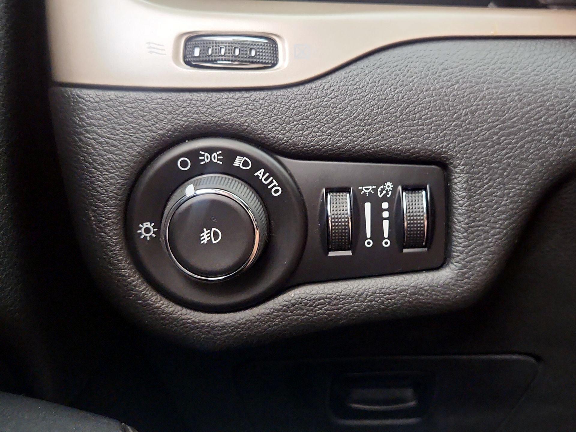 Thumbnail: 2016 Jeep Cherokee - 13