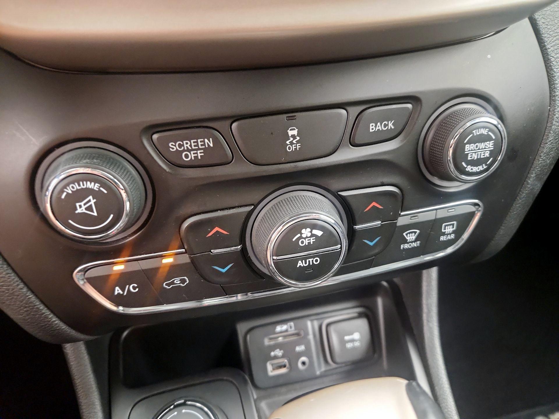 Thumbnail: 2016 Jeep Cherokee - 17