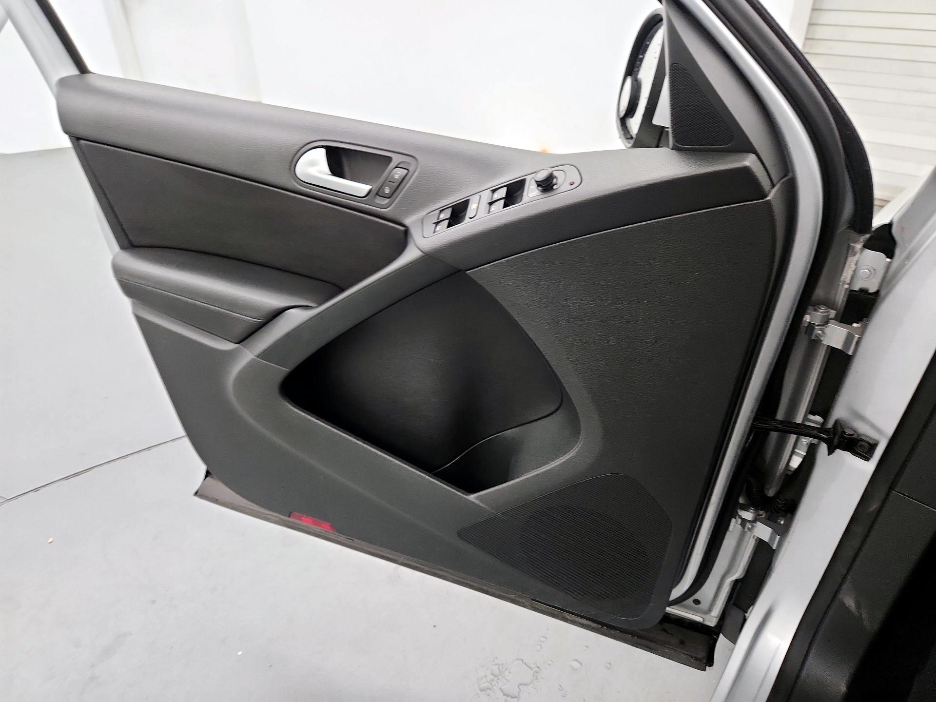 Thumbnail: 2016 Volkswagen Tiguan - 12