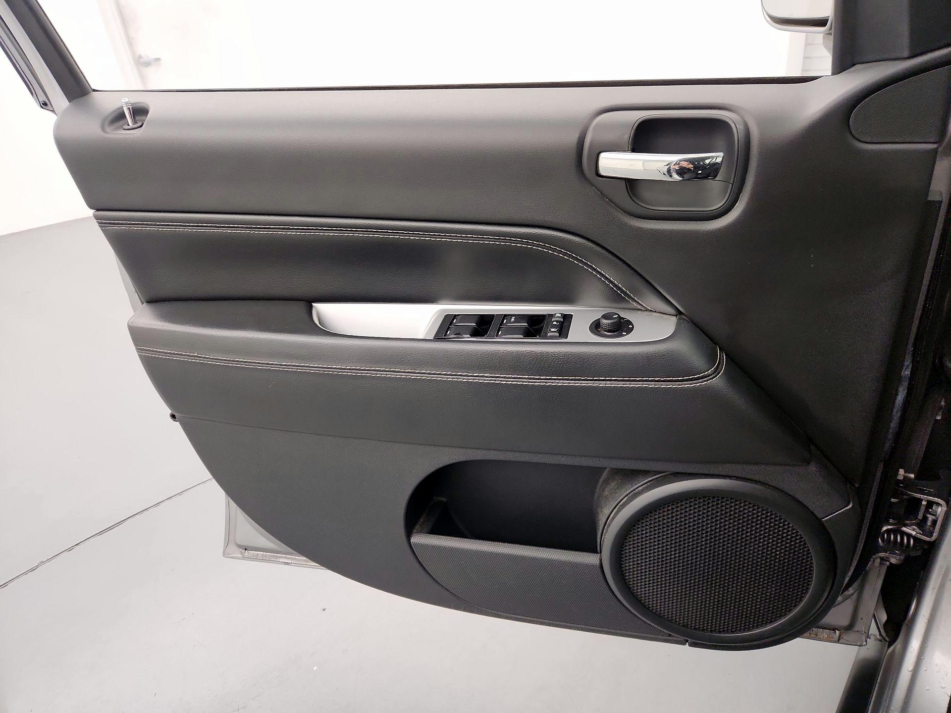 Thumbnail: 2015 Jeep Compass - 12