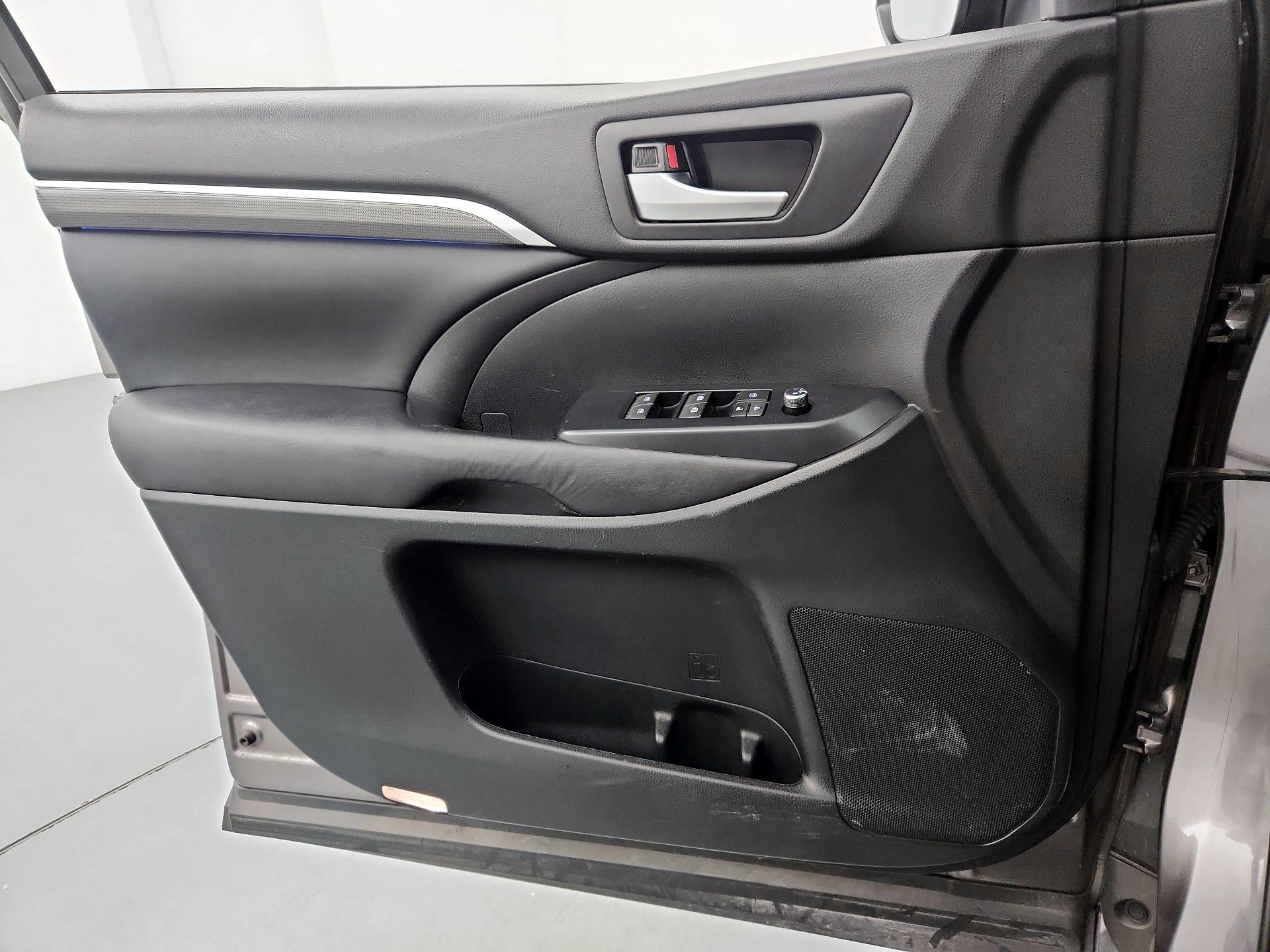 Thumbnail: 2017 Toyota Highlander - 12