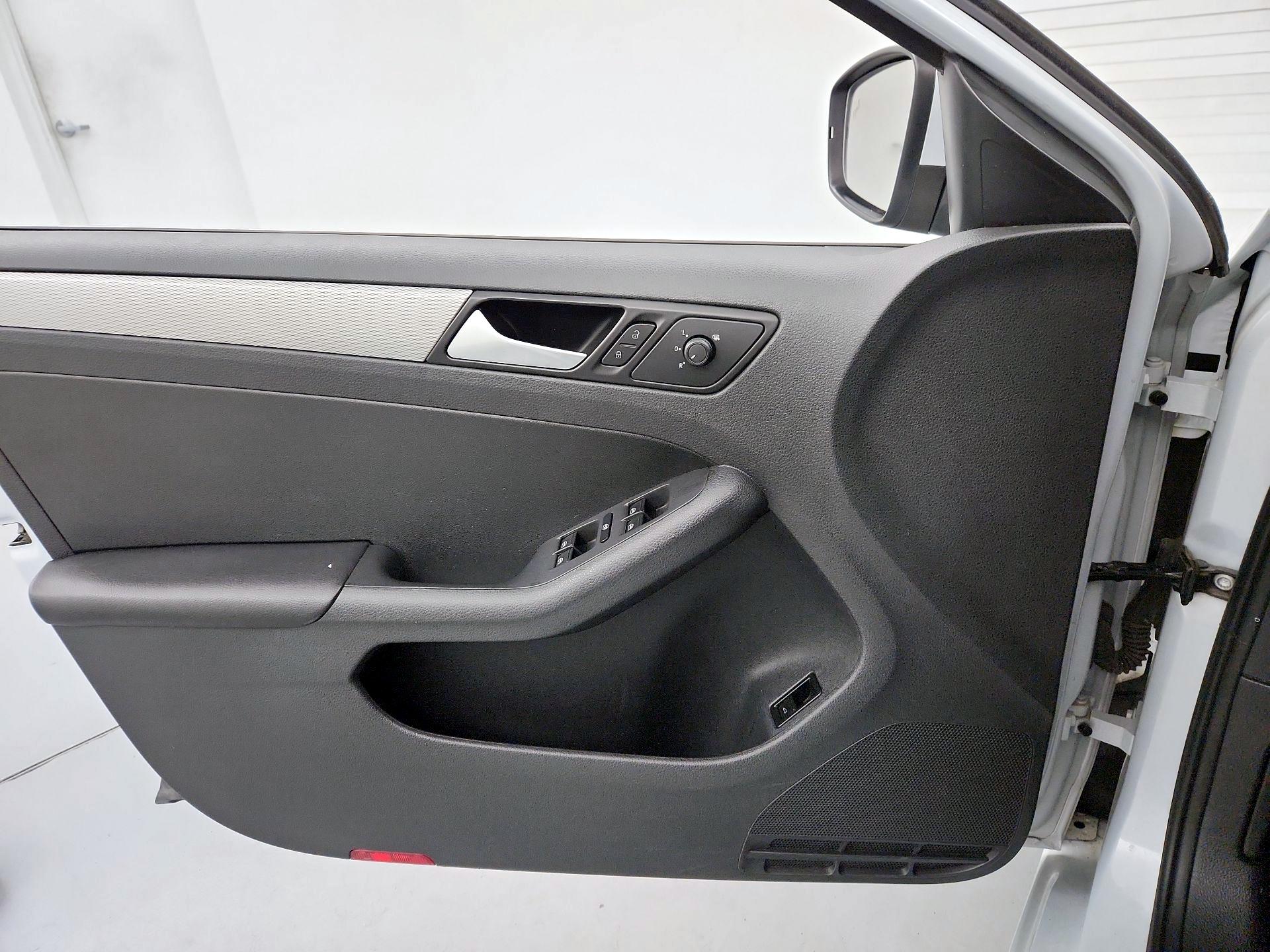 Thumbnail: 2018 Volkswagen Jetta - 12