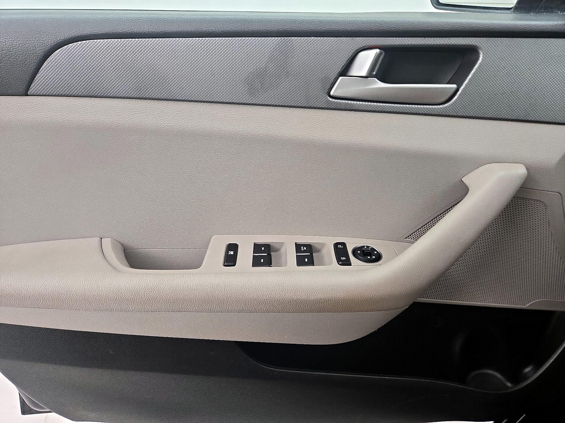Thumbnail: 2016 Hyundai Sonata - 12