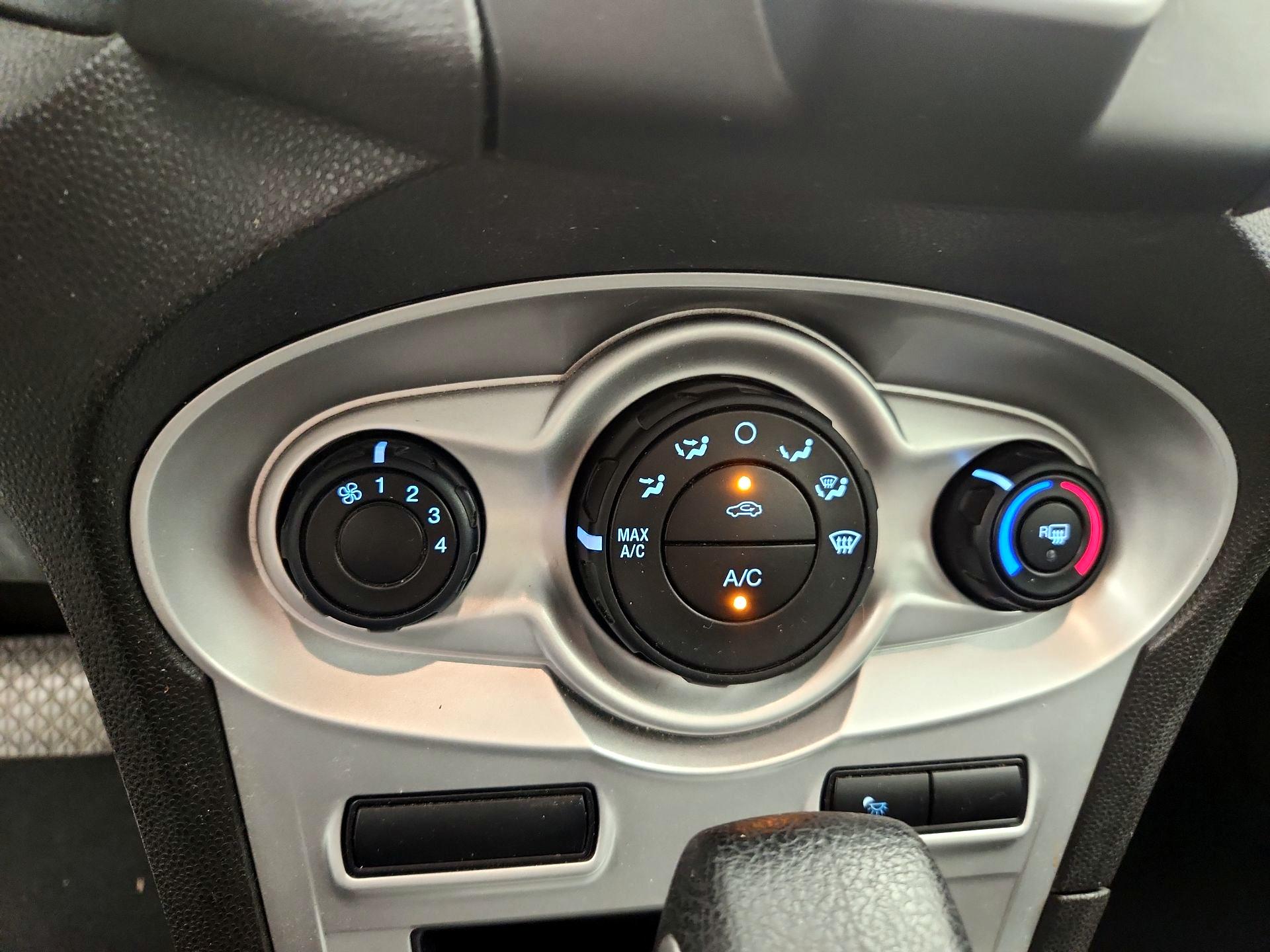 Thumbnail: 2015 Ford Fiesta - 15