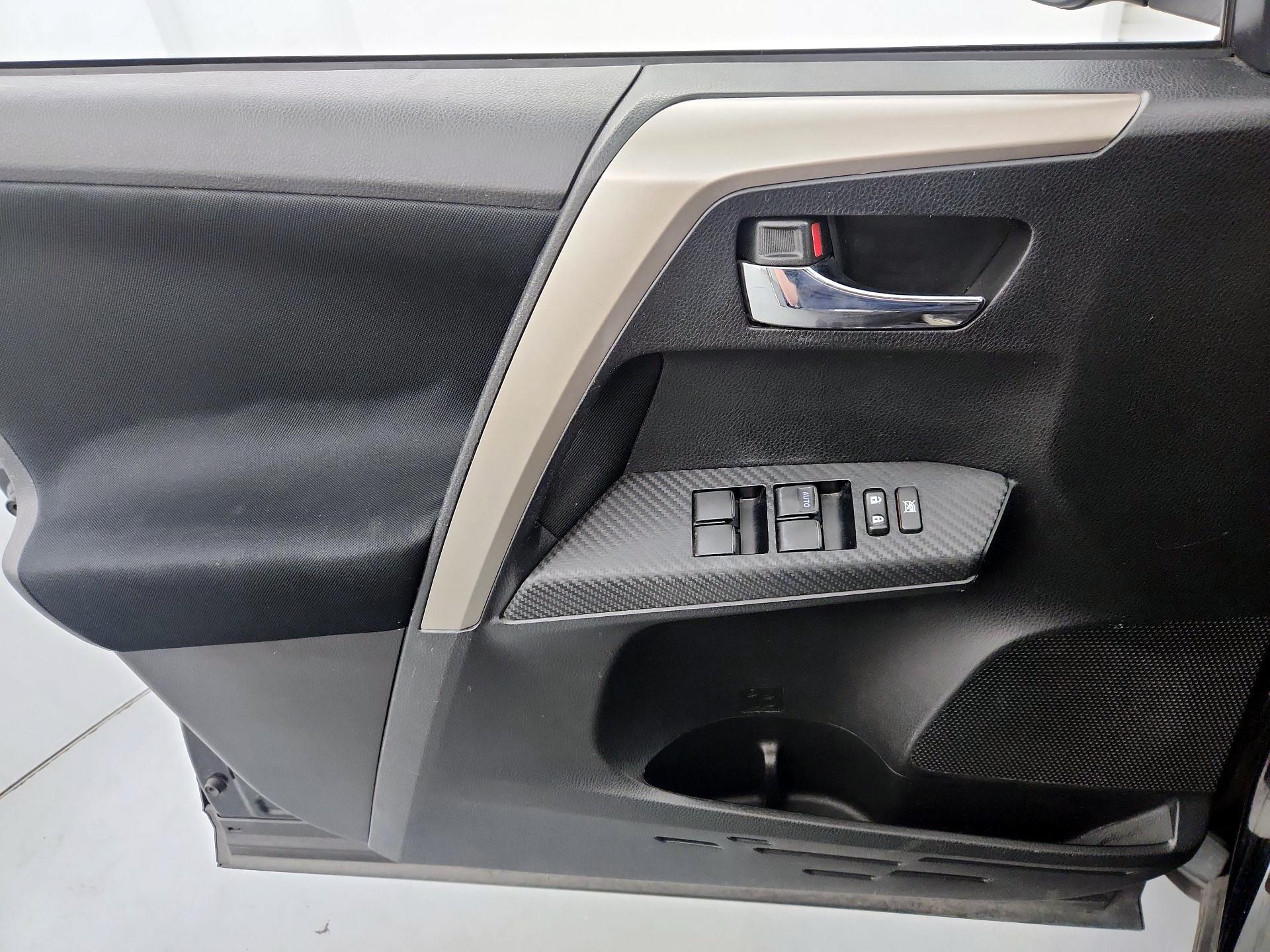 Thumbnail: 2015 Toyota RAV4 - 12