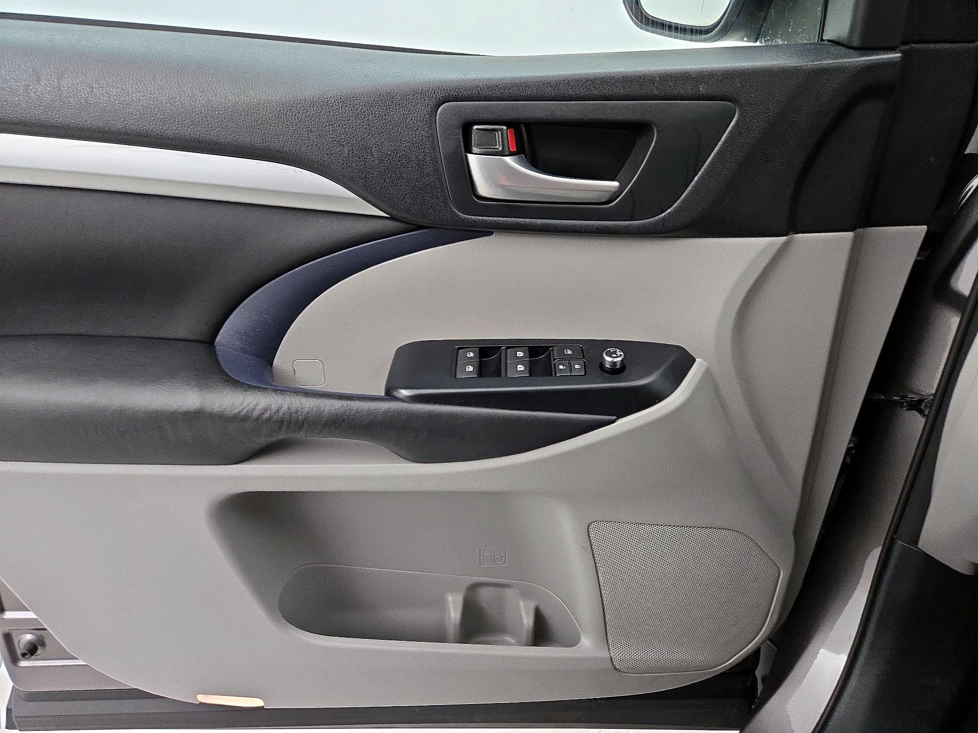 Thumbnail: 2016 Toyota Highlander - 12