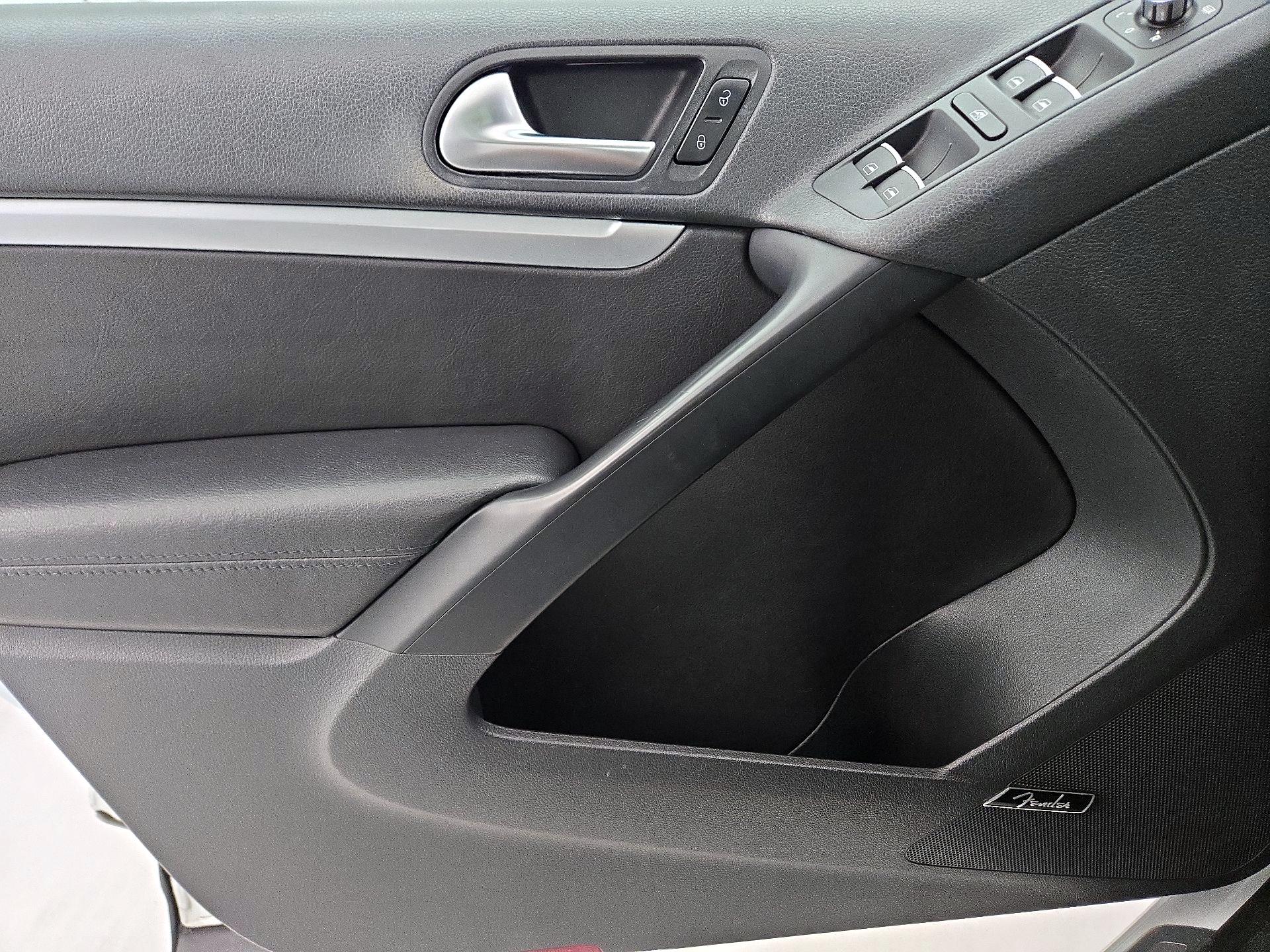 Thumbnail: 2015 Volkswagen Tiguan - 12