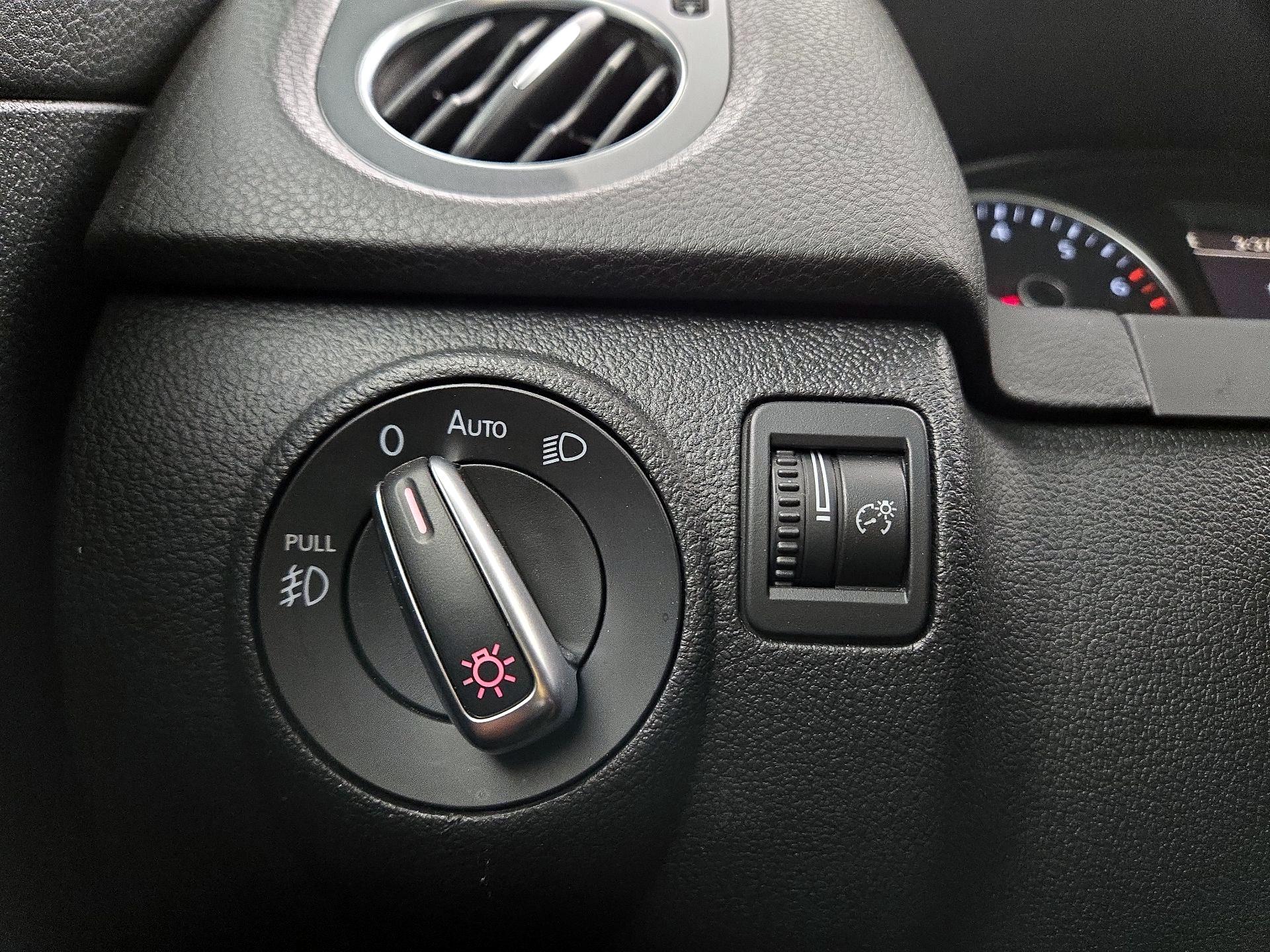 Thumbnail: 2015 Volkswagen Tiguan - 13