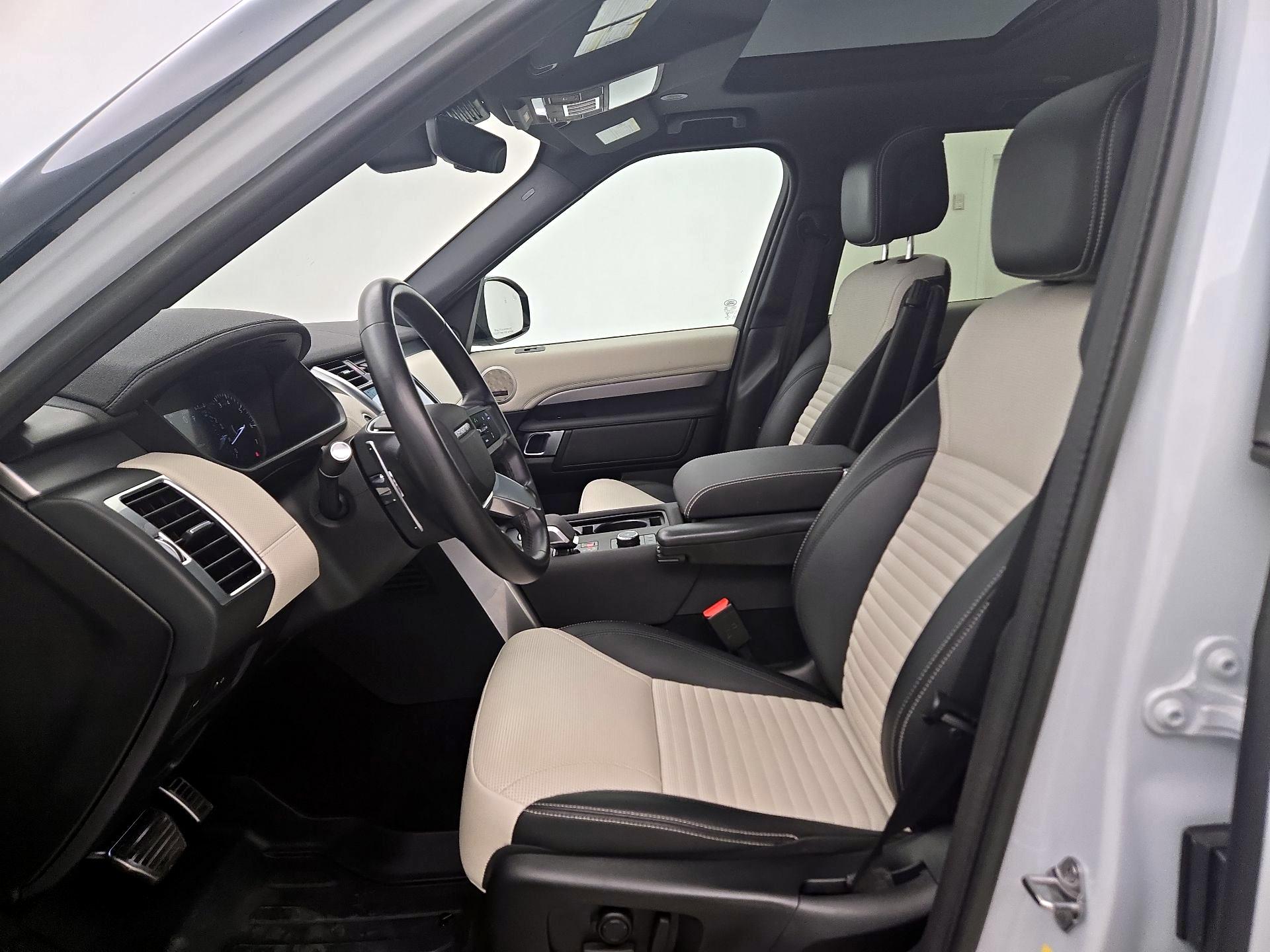 Thumbnail: 2023 Land Rover Discovery - 11