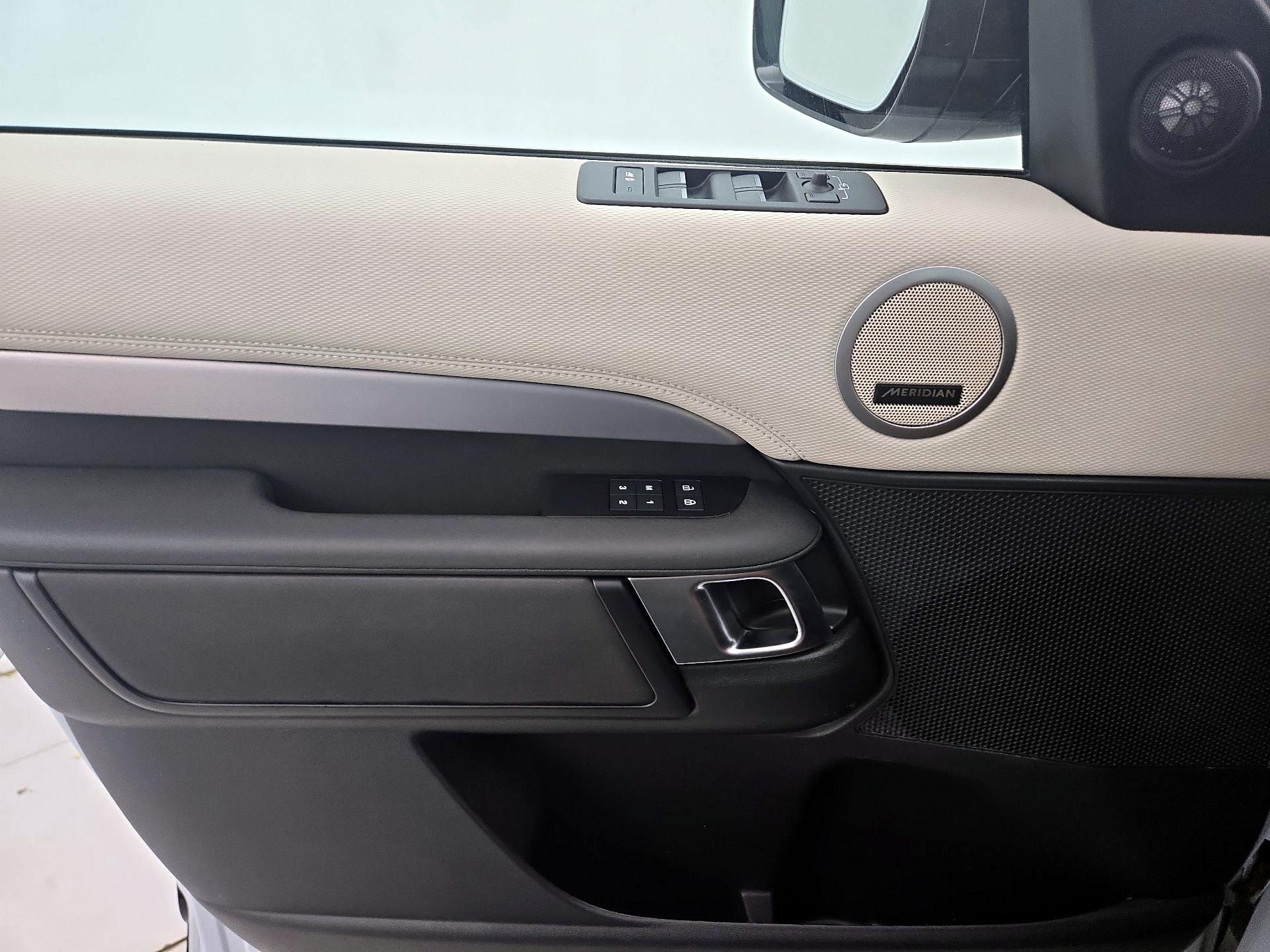 Thumbnail: 2023 Land Rover Discovery - 12