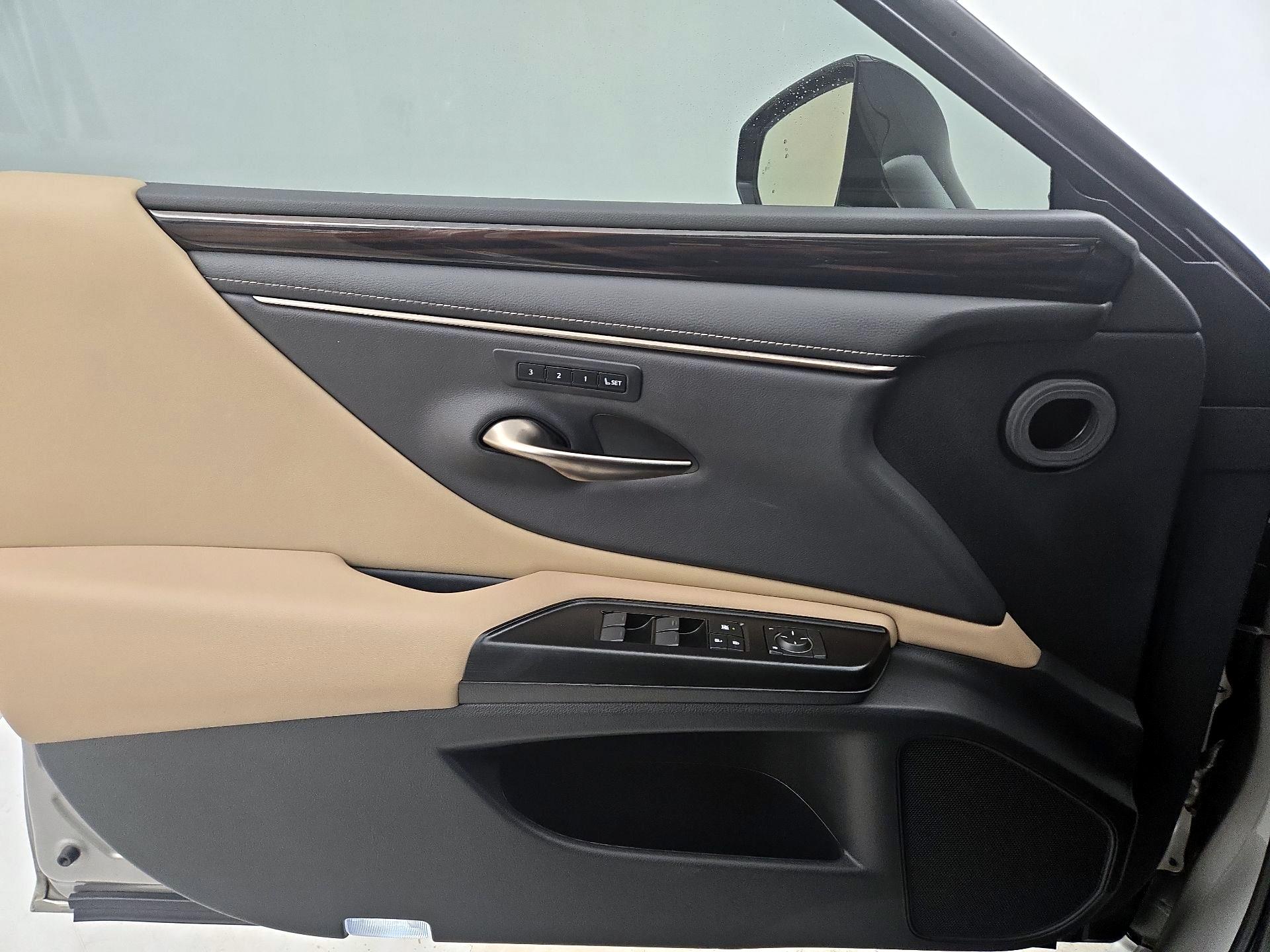 Thumbnail: 2019 Lexus ES - 12
