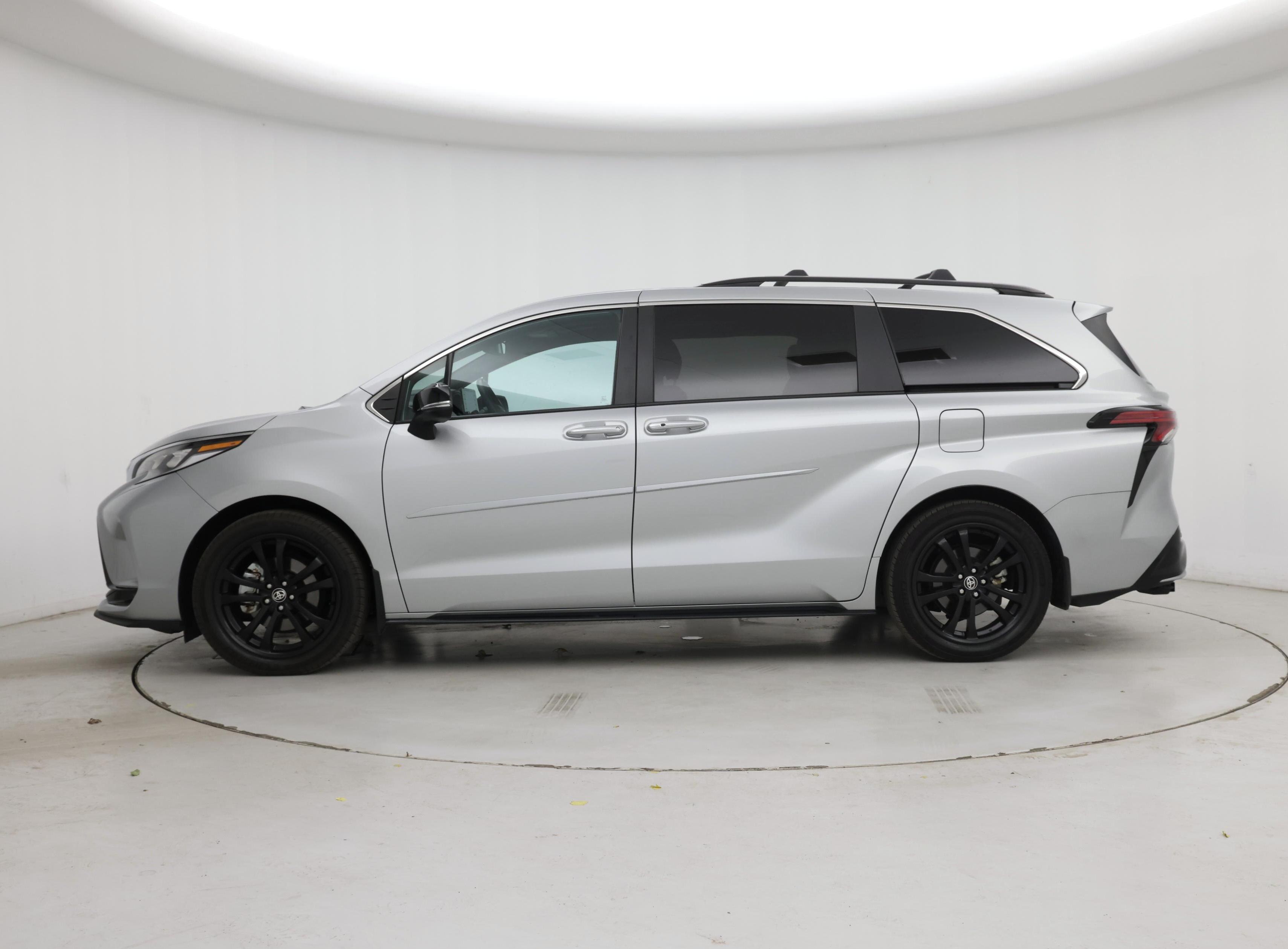 Thumbnail: 2023 Toyota Sienna - 3