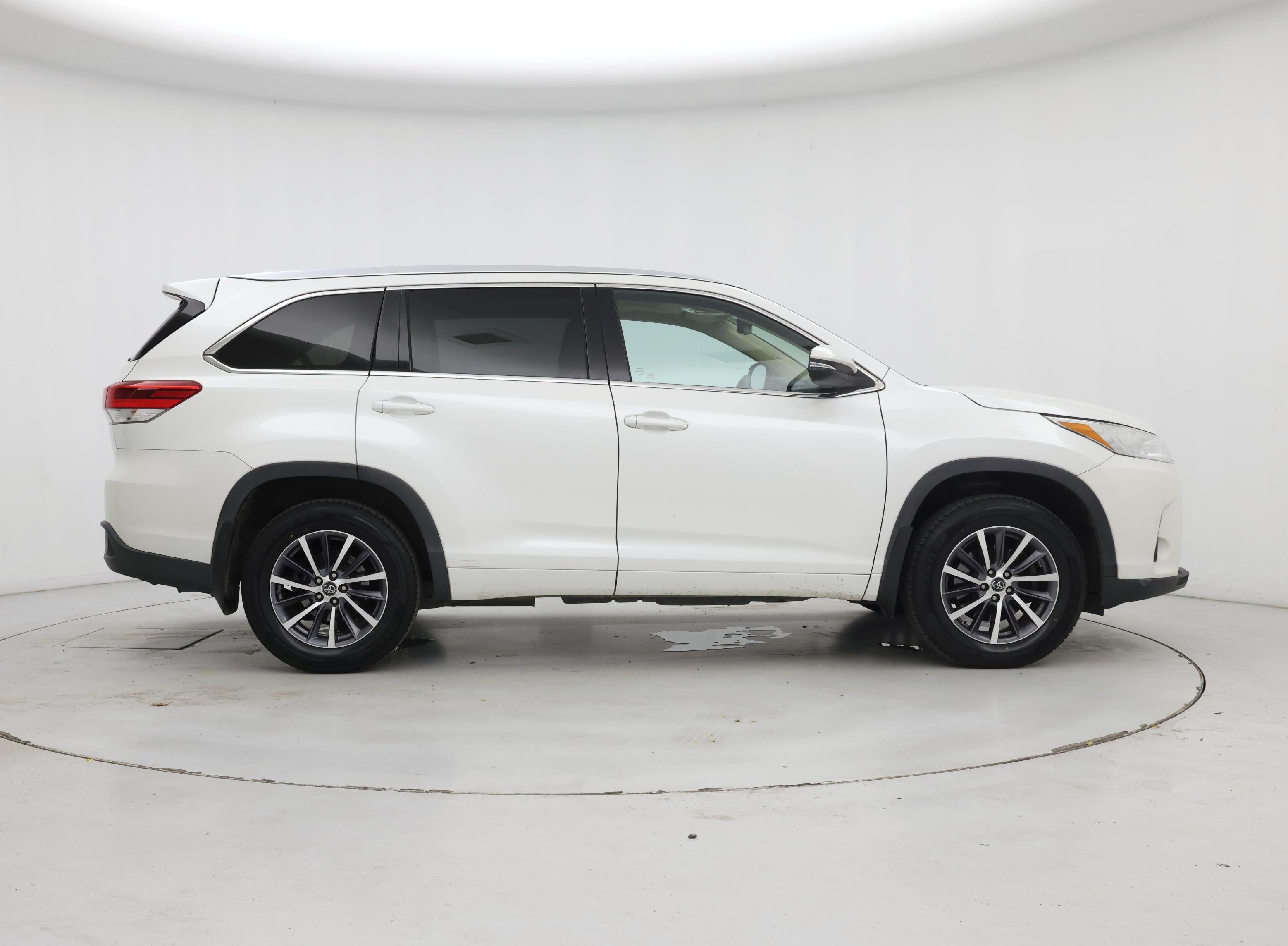 Thumbnail: 2017 Toyota Highlander - 7