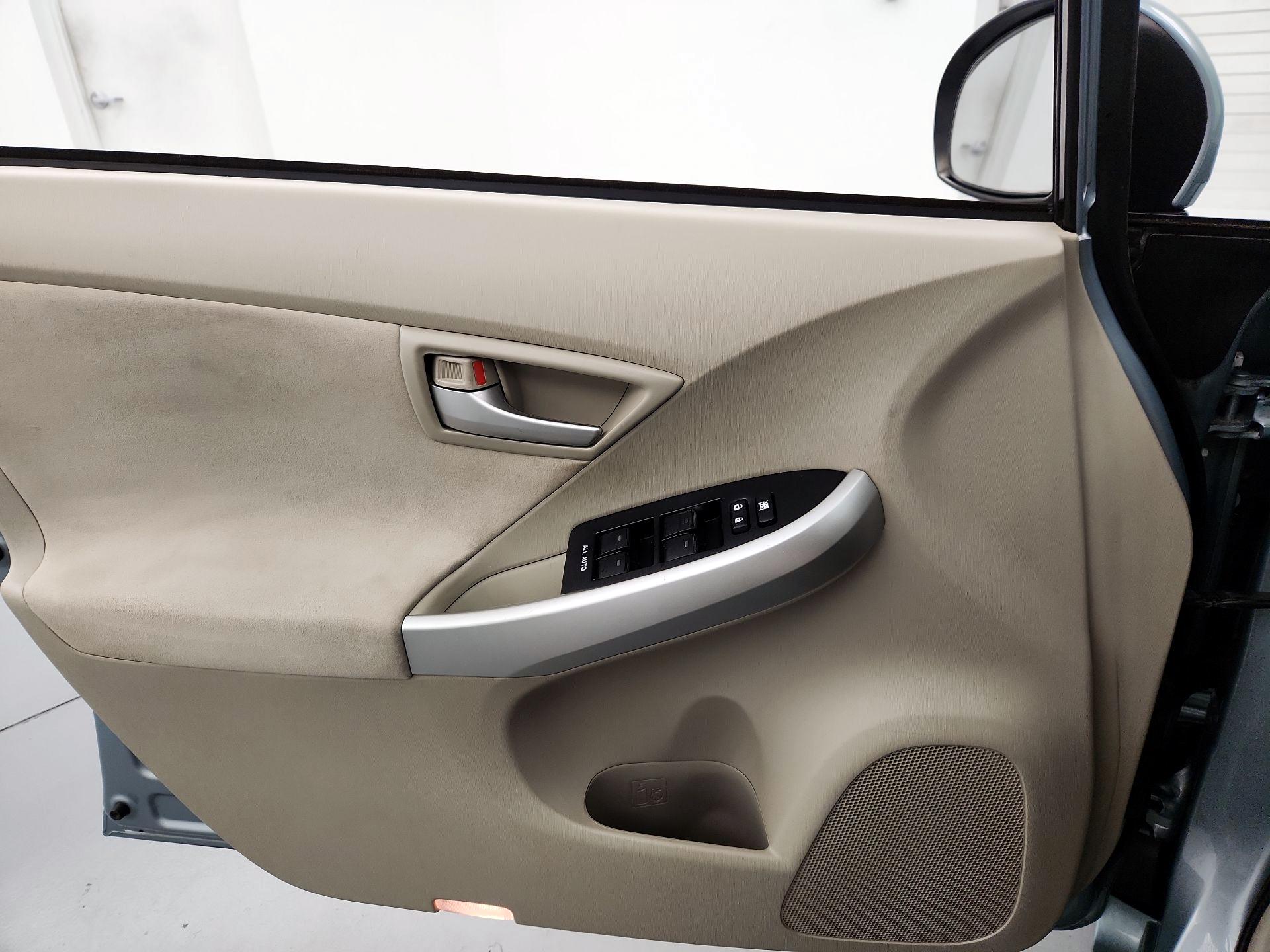 Thumbnail: 2015 Toyota Prius - 12