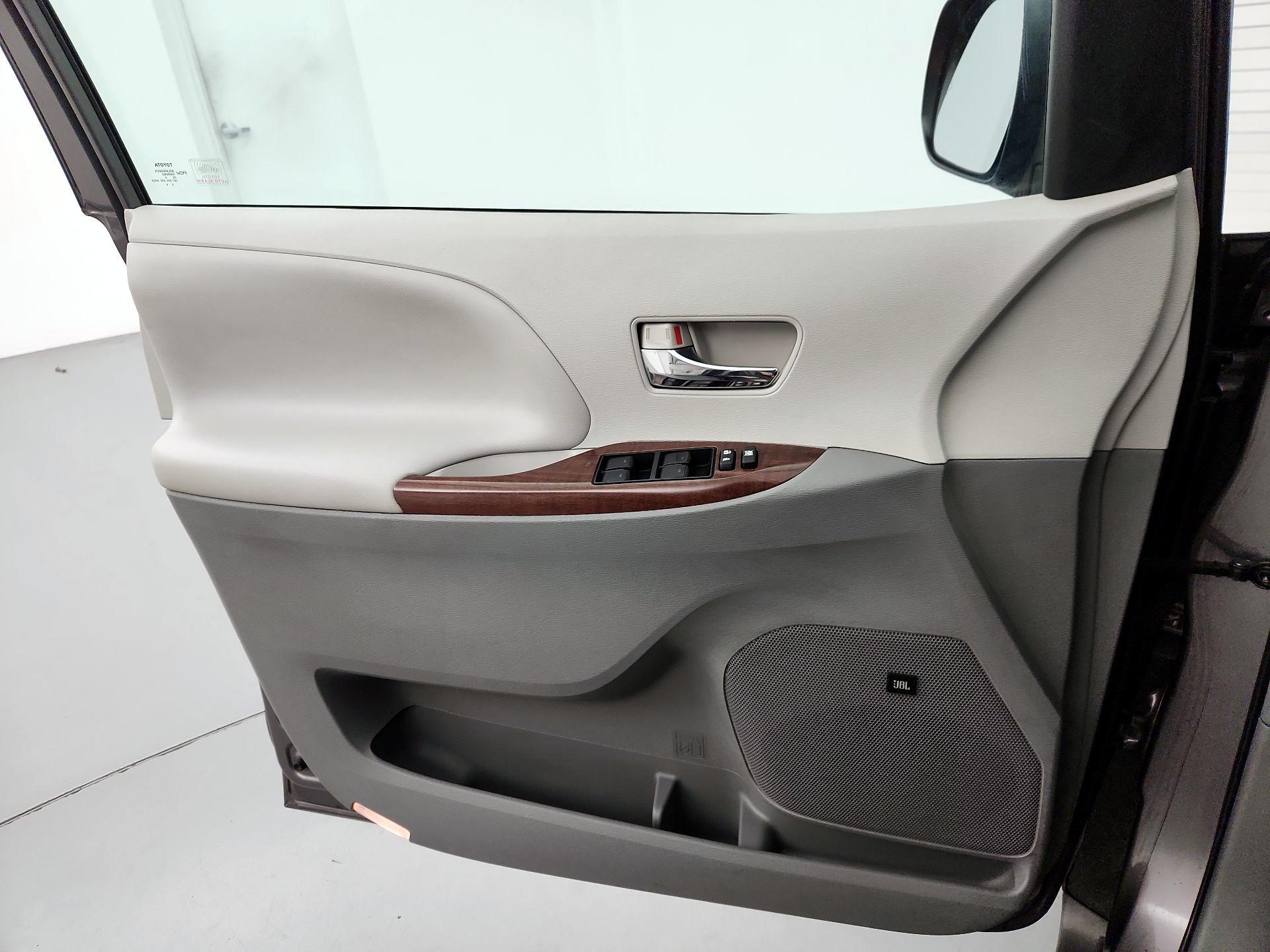 Thumbnail: 2014 Toyota Sienna - 12