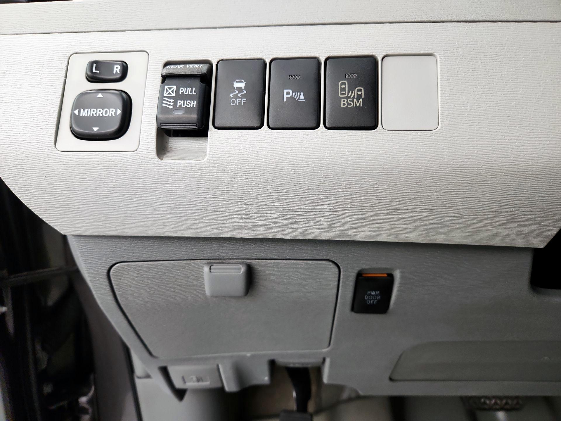 Thumbnail: 2014 Toyota Sienna - 13