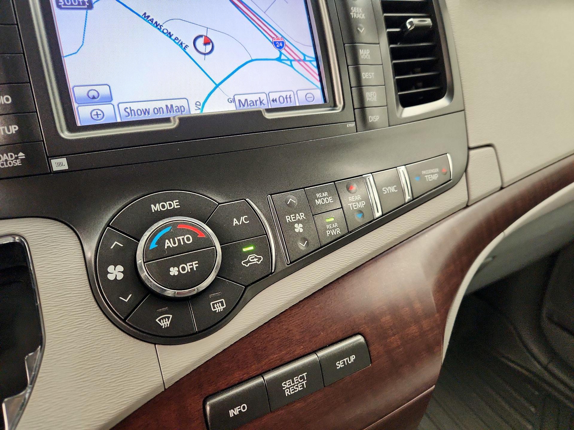 Thumbnail: 2014 Toyota Sienna - 17