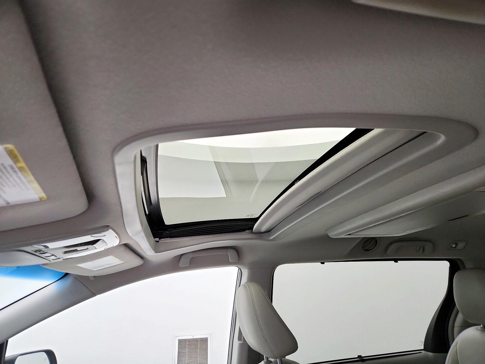 Thumbnail: 2014 Toyota Sienna - 20