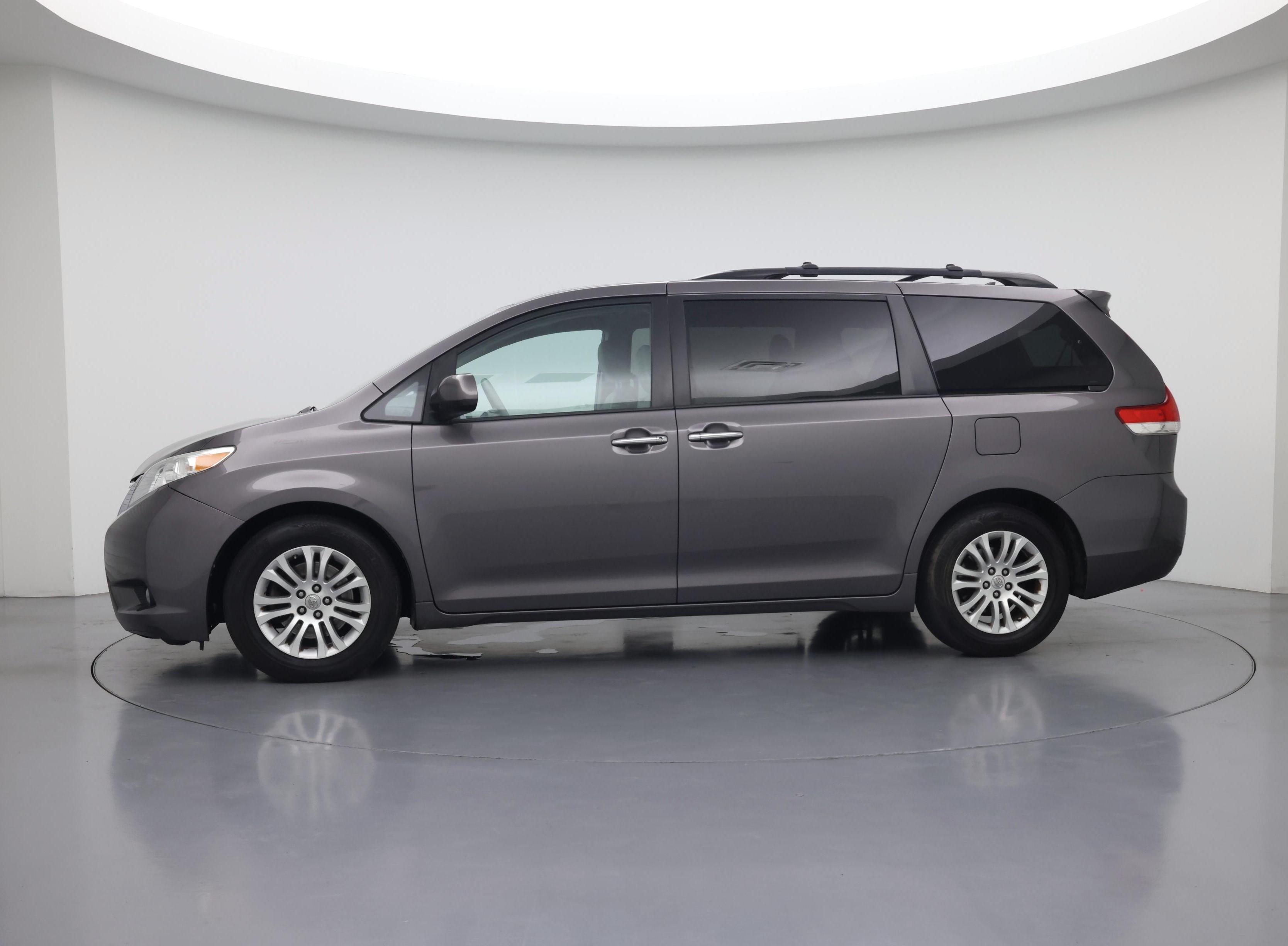 Thumbnail: 2014 Toyota Sienna - 3