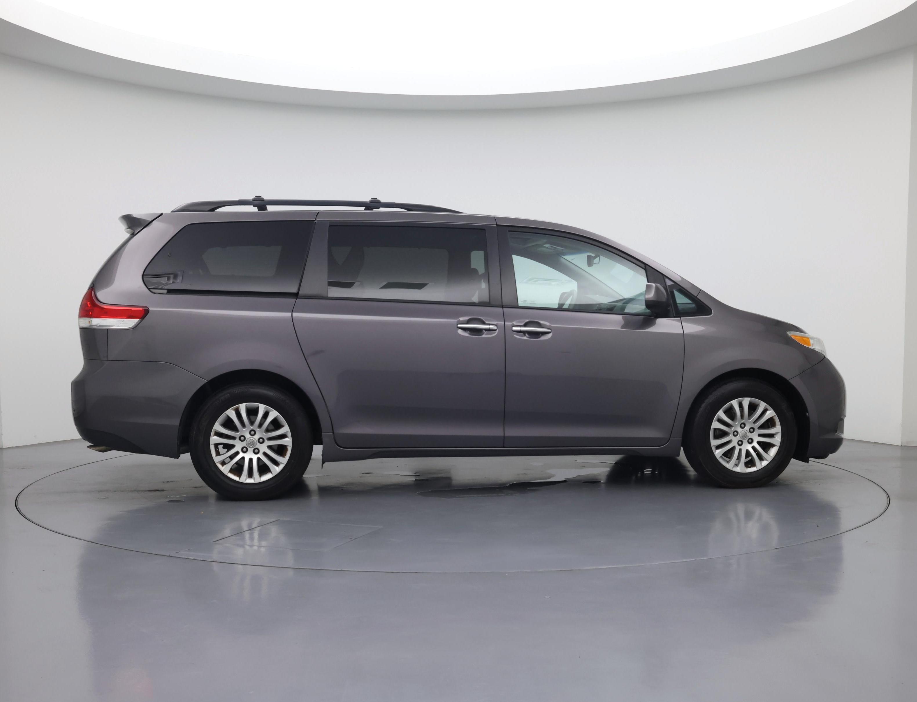 Thumbnail: 2014 Toyota Sienna - 7